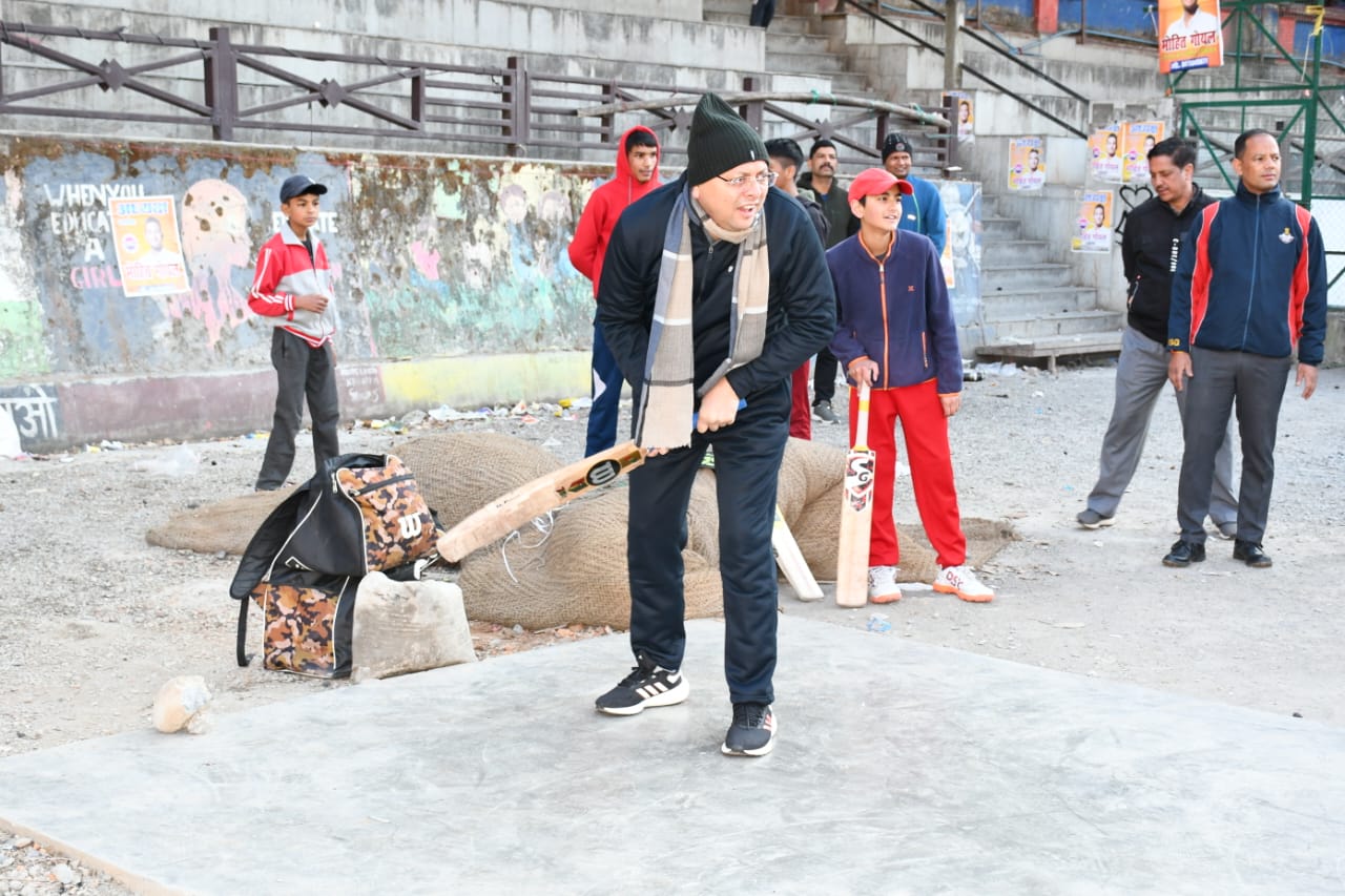 धामी सादगी के साथ अपने चित परिचित अंदाज निकले  भ्रमण पर  बच्चों के साथ खेला क्रिकेट, बच्चे हो गए खुश