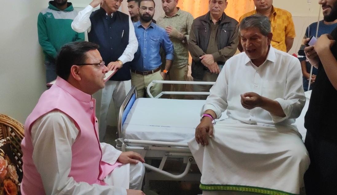 नई दिल्ली से लौटे मुख्यमंत्री  धामी  जॉलीग्रांट एयरपोर्ट से सीधे हिमालयन हॉस्पिटल जौलीग्रांट,  पहुंचे  पूर्व मुख्यमंत्री  हरीश रावत का कुशलक्षेम जाना एवं उनके शीघ्र स्वास्थ्य लाभ की कामना की