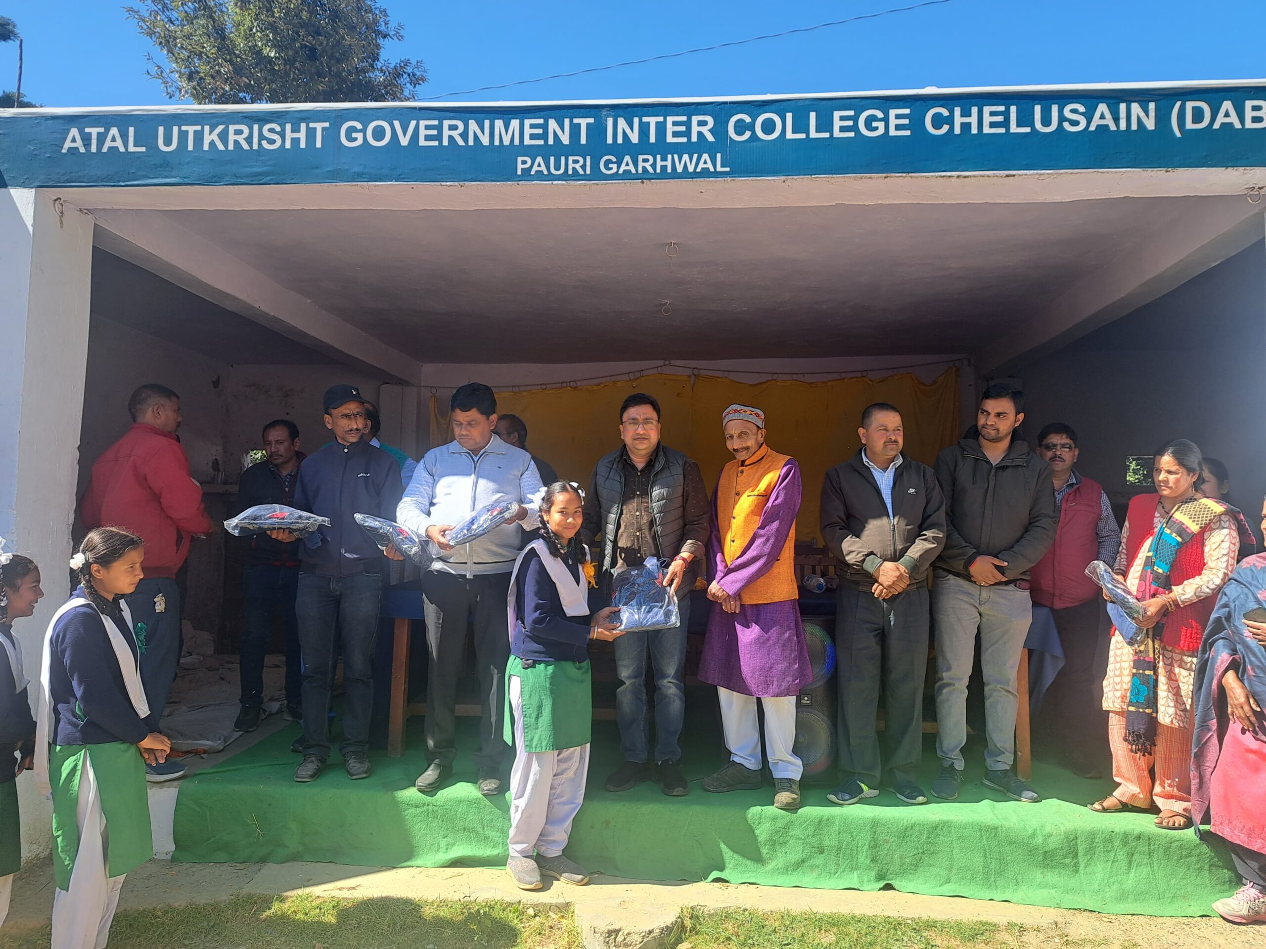 राष्ट्रीय एकता दिवस के अवसर पर अटल आदर्श राजकीय इण्टर कालेज चैलूसैंण में प्रमुख द्वारीखाल महेन्द्र सिंह राणा ने प्रतिभाशाली खिलाडियों को बांटे  ट्रेकसूट