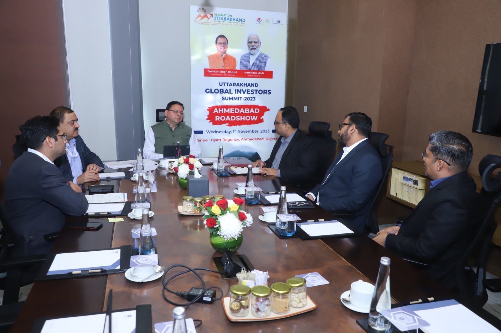 अहमदाबाद रोड शो में सीएम धामी और कैबिनेट मंत्री प्रेमचंद अग्रवाल ने उद्योग समूहों के साथ बैठक कर राज्य में उद्योग लगाने के लिए प्रोत्साहित किया
