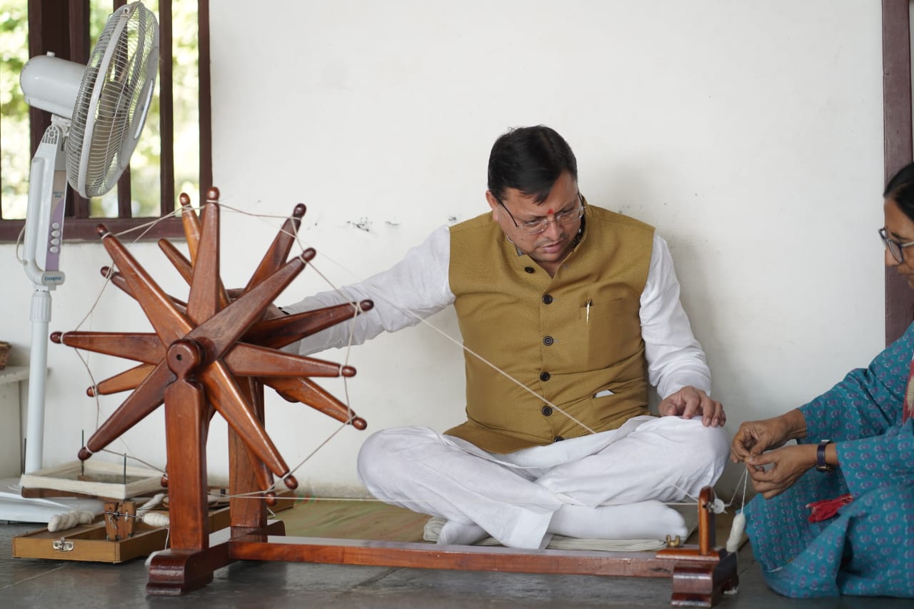 मुख्यमंत्री धामी अहमदाबाद में पहुँचे गांधी आश्रम, चलाया चरखा, राष्ट्रपिता को किया याद
