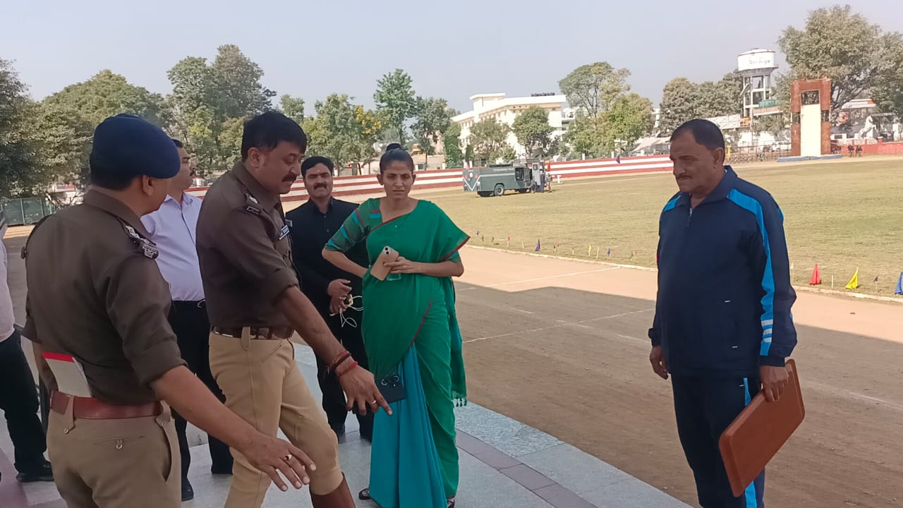 द्रोपदी मुर्मू के जनपद में भ्रमण कार्यक्रम की तैयारियों को लेकर जिलाधिकारी श्रीमती सोनिका ने कार्यक्रम स्थल पुलिस लाईन रेसकोर्स ग्राउंड का स्थलीय निरीक्षण कर व्यवस्थाओं का जायजा लेते हुए सम्बंधित अधिकारियों को आवश्यक दिशा निर्देश दिए