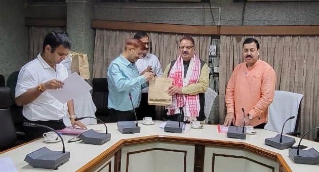 गुवाहाटी में असम राज्य कृषि विपणन बोर्ड के अधिकारियों के साथ की मंत्री गणेश जोशी ने बैठक