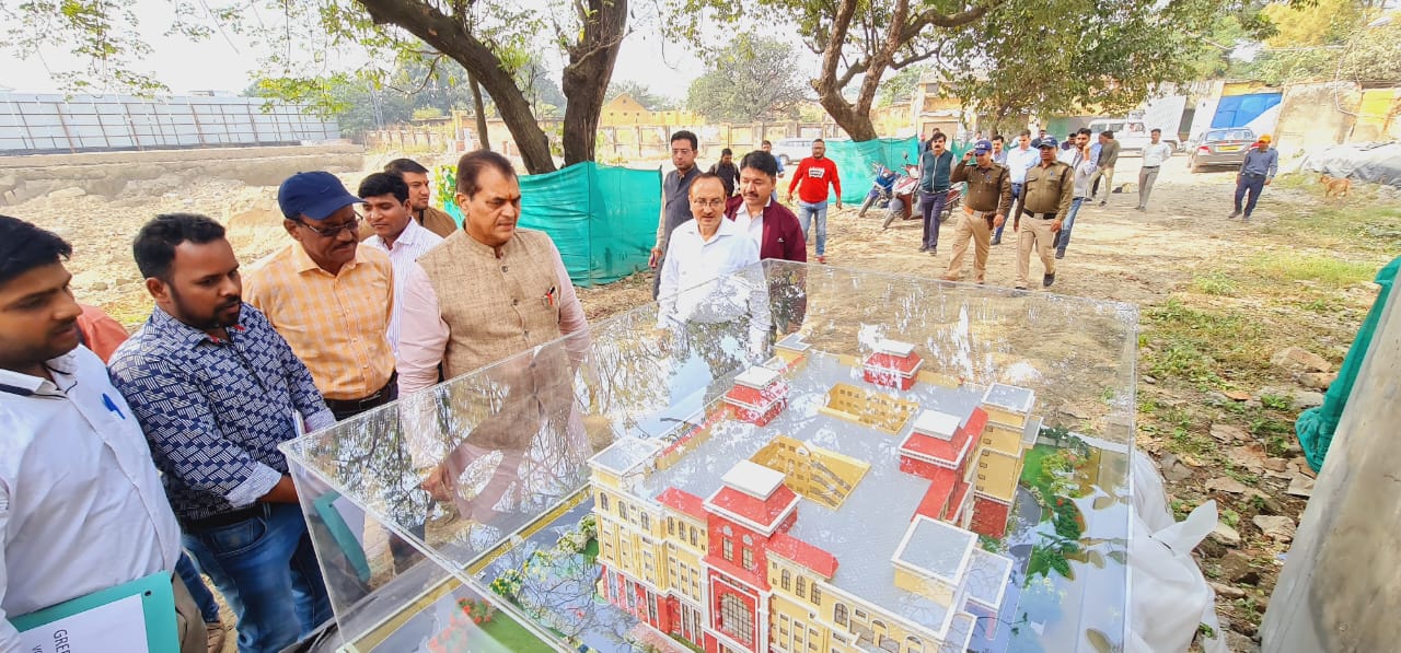 मंत्री जी ने अधिकारियों को निर्देशित कर कहा कि लापरवाही बरतने पर संबंधित ठेकेदार पर निश्चित रूप से कार्यवाही की जाए