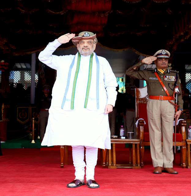 दीपावली पर देशवासी जब अपने घर में दिया जलाते हैं, तब वे एक दिया सीमा पर तैनात हमारे वीर जवानों के लिए भी जलाते है