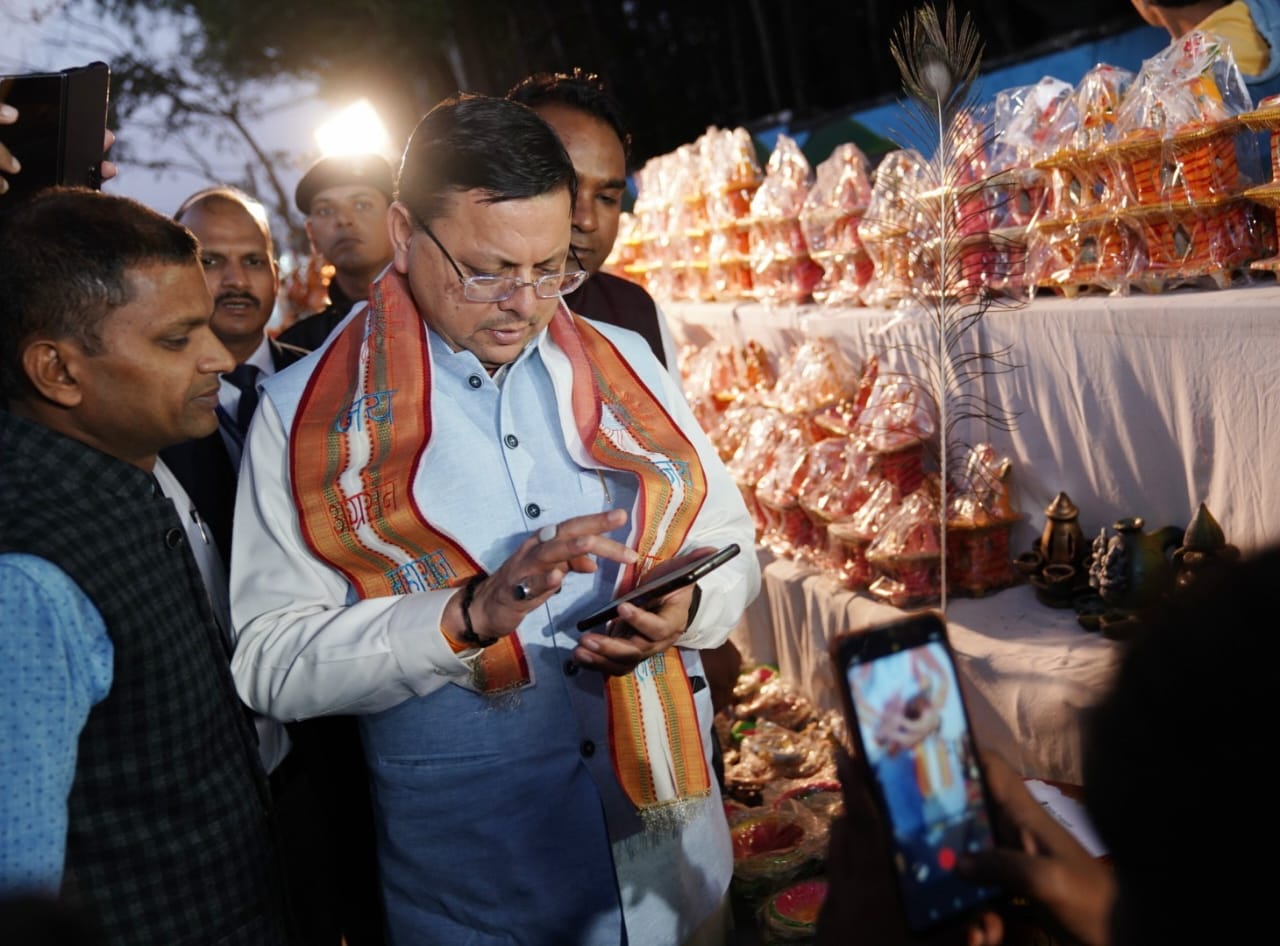 मुख्यमंत्री ने कुम्हार मंडी क्षेत्र का किया भ्रमण, कुम्हारों से की मुलाकात , पढ़े पूरी रिपोर्ट