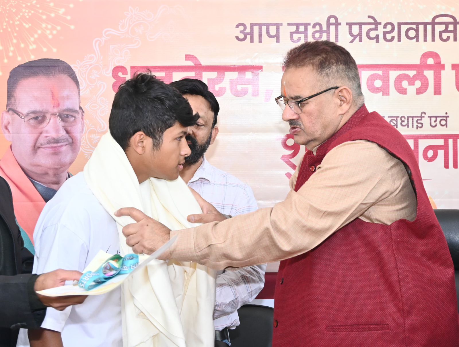 बाल दिवस के अवसर पर फुटबाल में गोल्ड मेडल मिलने पर आयुष बिष्ट को  कैबिनेट मंत्री गणेश जोशी ने किया सम्मानित