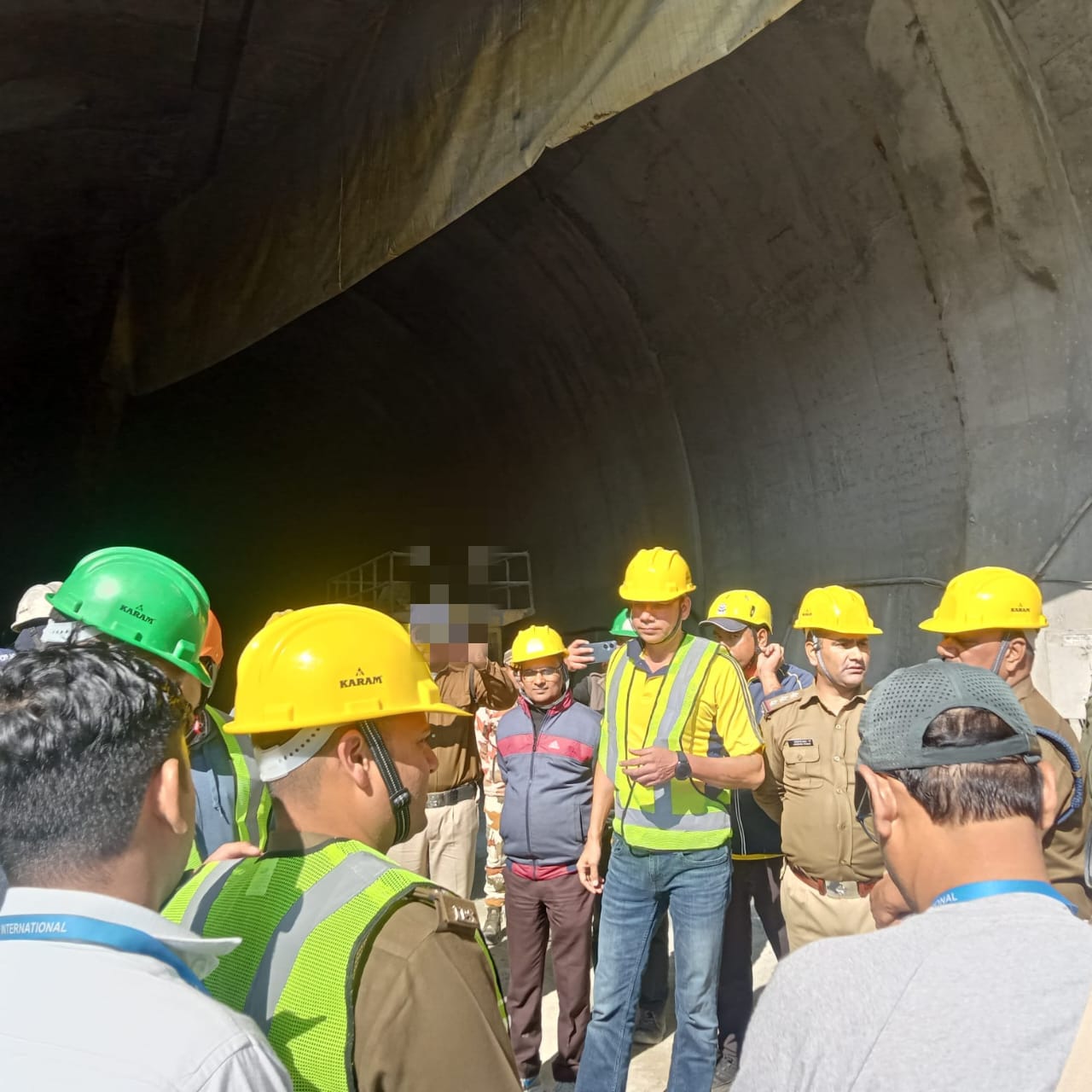 मुख्यमंत्री धामी के निर्देश : किसी भी कीमत पर श्रमिकों और उनके परिजनों का हौसला नहीं टूटना चाहिए, टनल मे फसे हुए मजदूर भाइयों का उनके परिजनो  से कराया जा रहा है संवाद