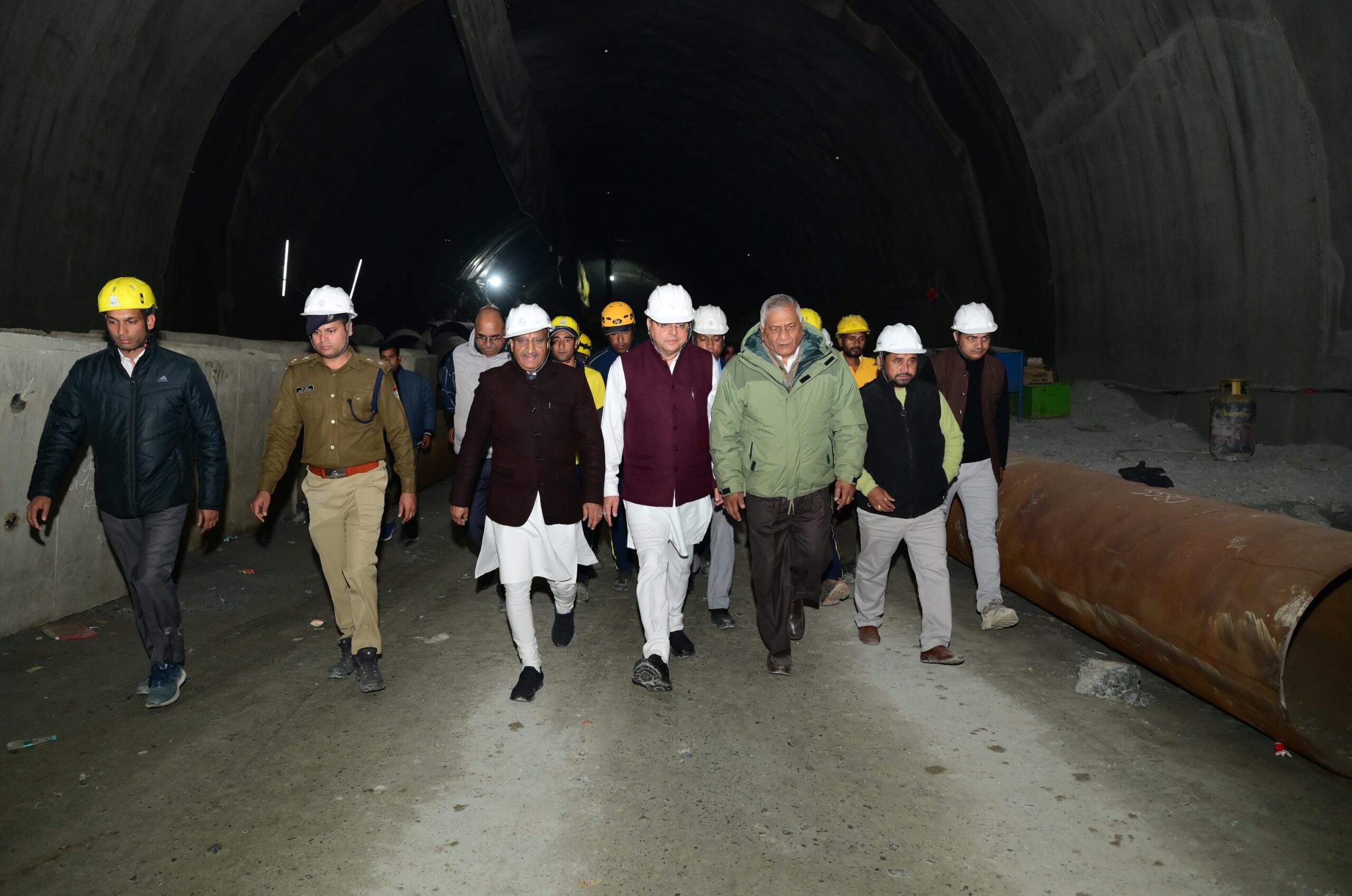 मुख्यमंत्री  धामी के अधिकारियों को   निर्देश :  तीव्र गति, एवं पूरी सावधानी के साथ अंतिम चरण के रेस्क्यू ऑपरेशन को संचालित किया जाए