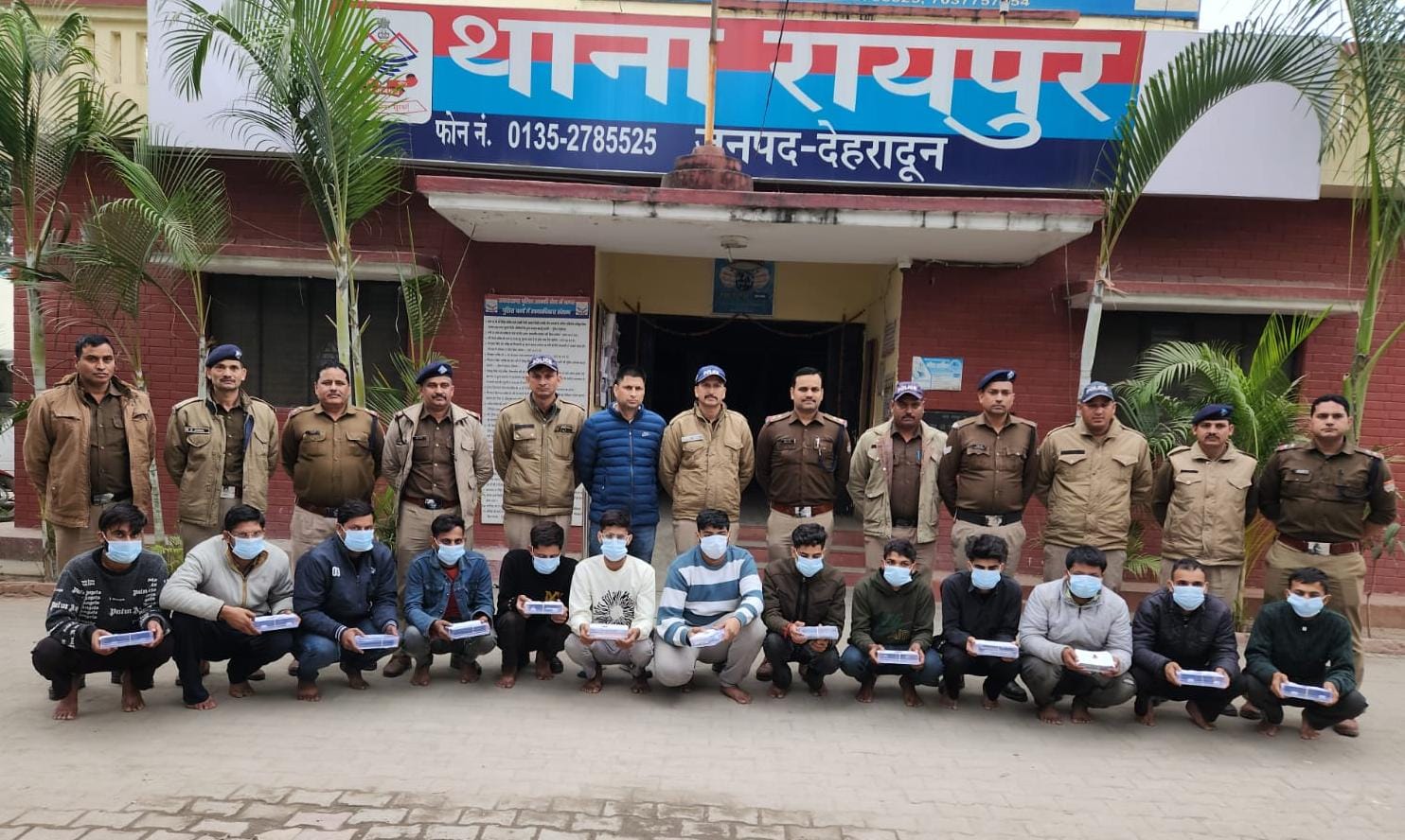 देहरादून : अभियुक्तों के कब्जे से ऑनलाइन सट्टे में प्रयुक्त किये जा रहे 17 मोबाइल फोन तथा नगदी बरामद