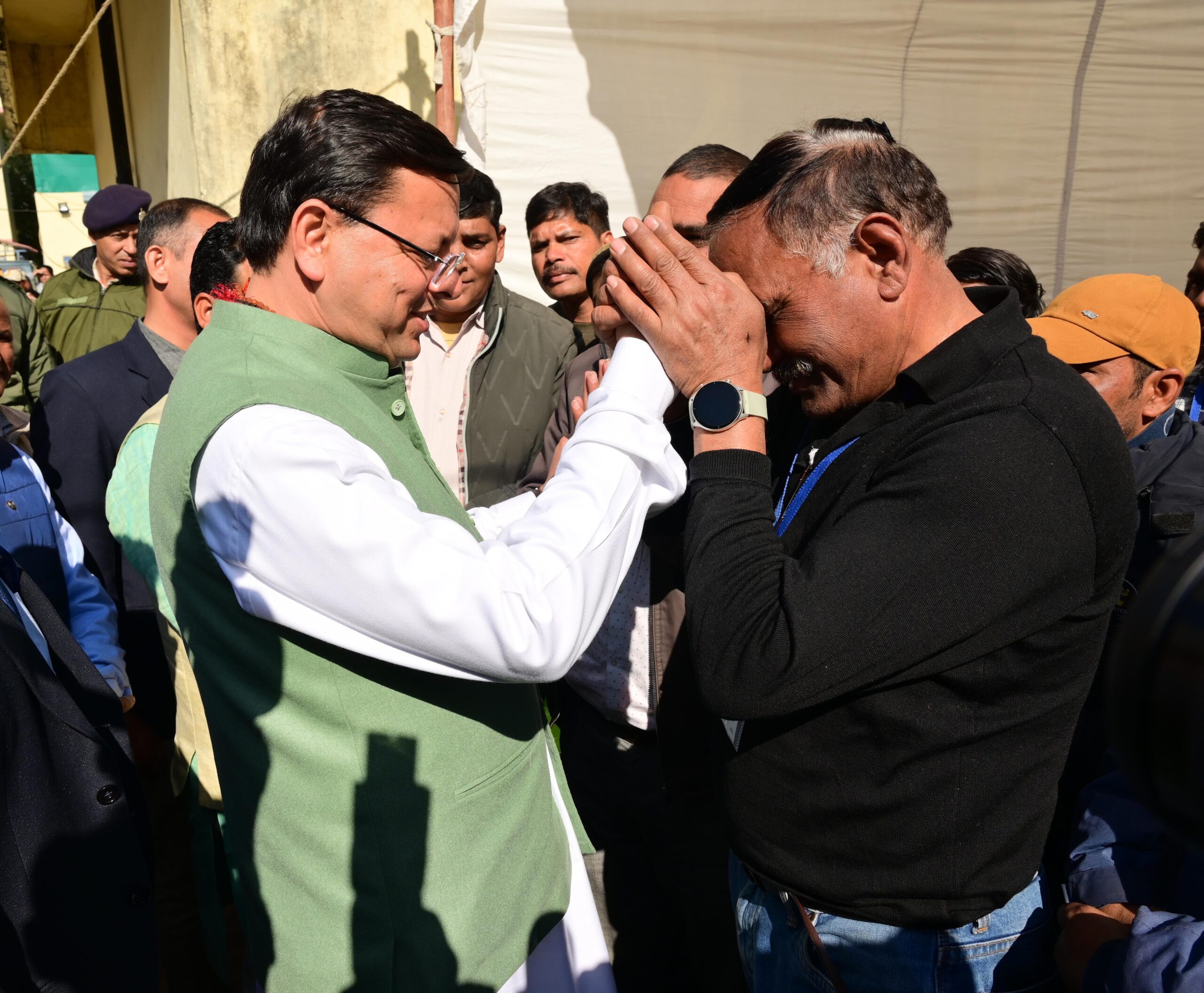 मुख्यमंत्री ने टनल में फंसे प्रत्येक श्रमिकों को ₹ 1 लाख की प्रोत्साहन राशि की भेंट