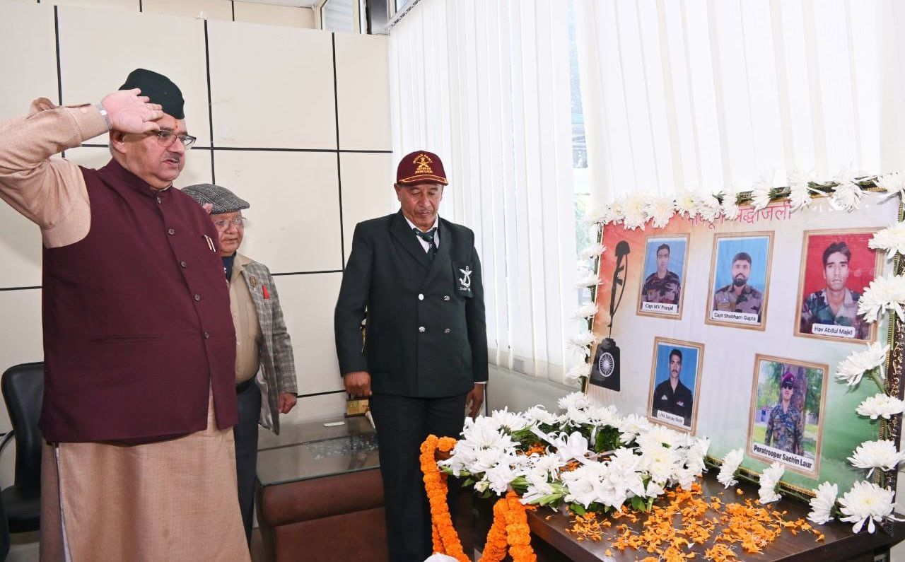 शहीद के परिजनों से बात चीत कर शहीद लांन्स नायक संजय बिष्ट के नाम पर किसी विद्यालय या अन्य का नाम रखा जाएगा: जोशी