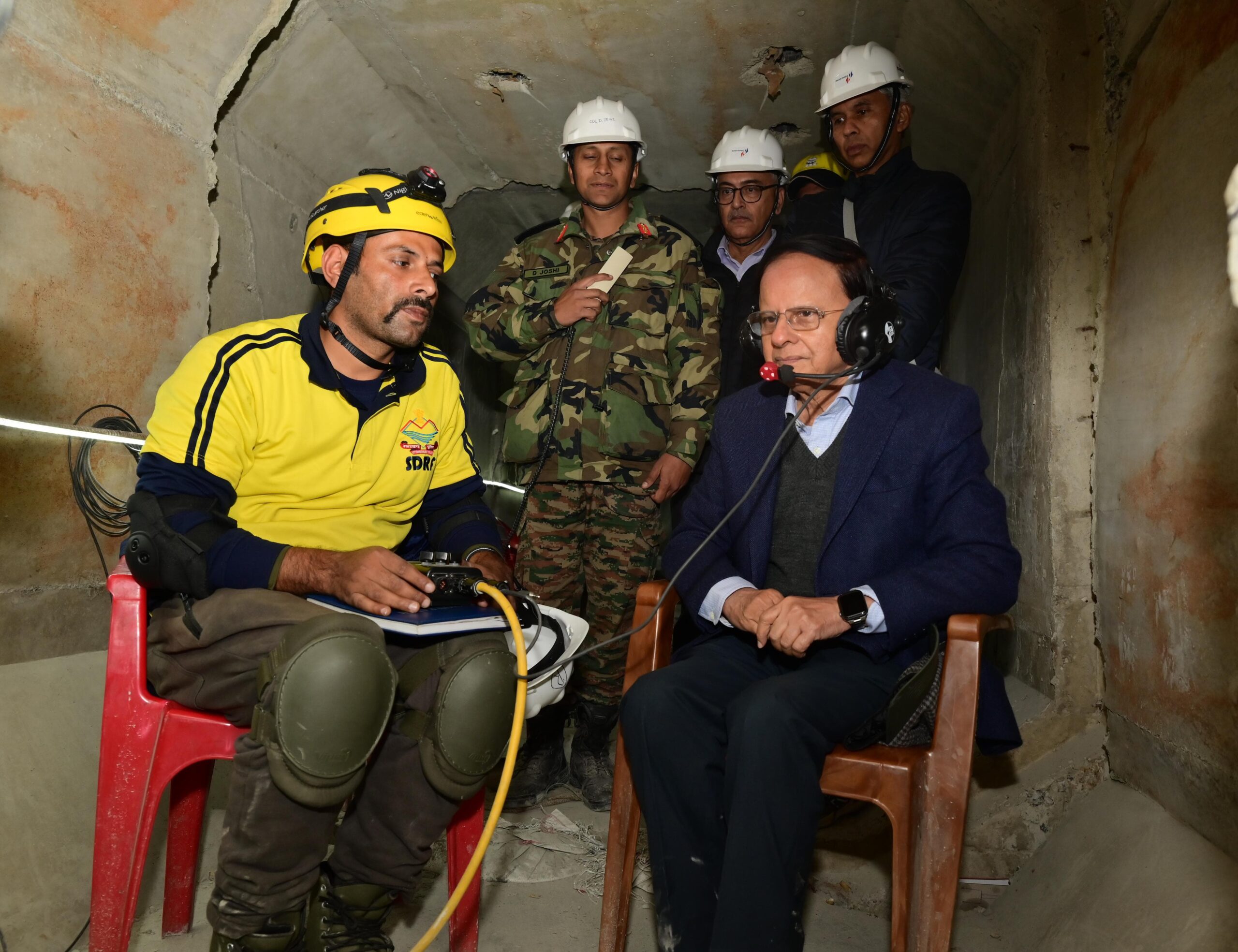 प्रमुख सचिव डॉ.पीके मिश्रा ने सुरंग के अंदर फँसे श्रमिकों के लिए भेजी जा रही भोजन सामग्री के बारे में जानकारी ली