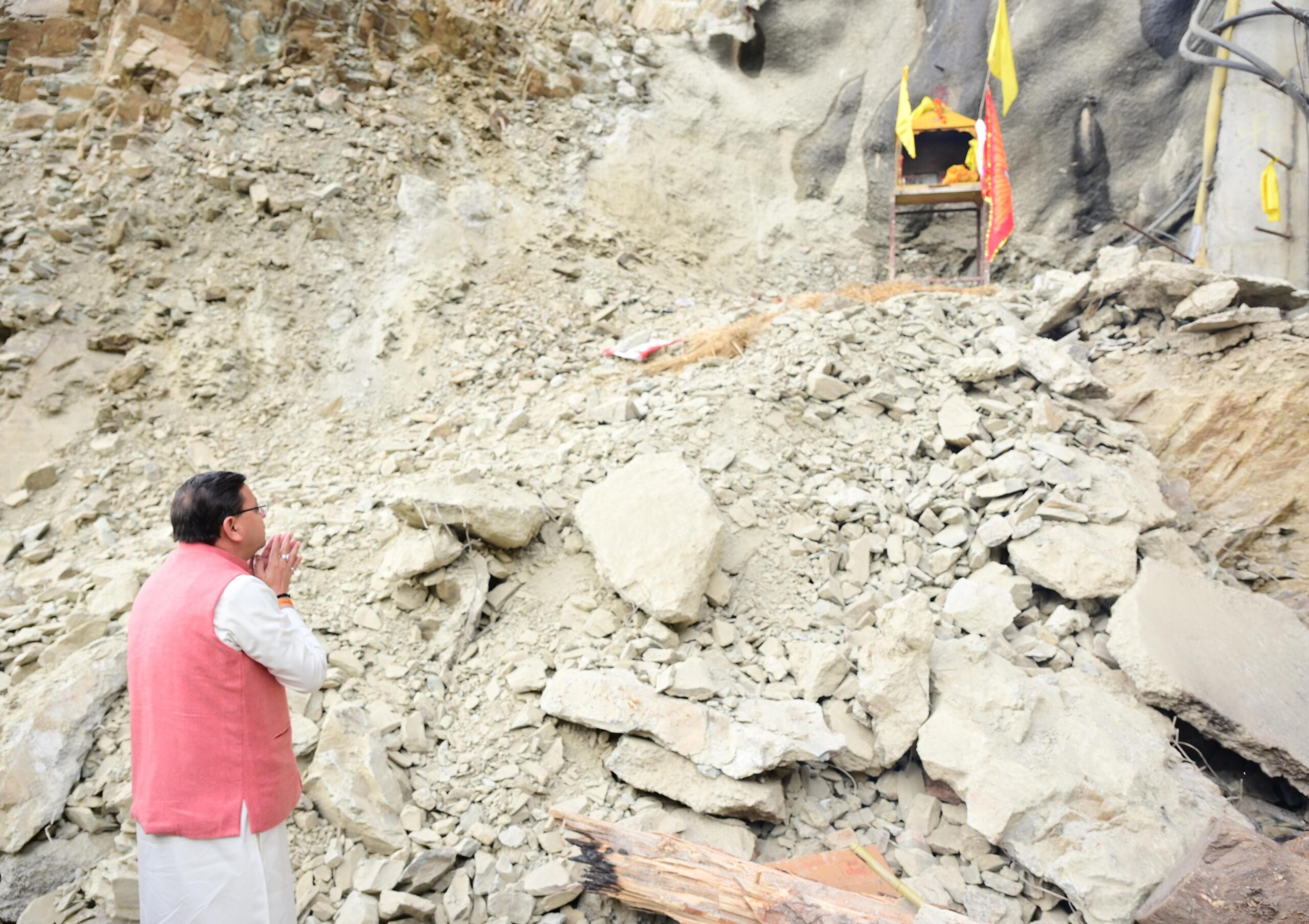 बाबा बौखनाग के मंदिर पर पूजा अर्चना कर मुख्यमंत्री धामी जी ने   सभी श्रमिकों के सकुशल रेस्क्यू होने की कामना की