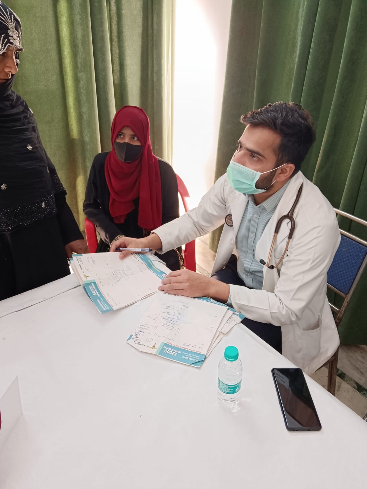 महंत इंदिरेश अस्पताल की ओर से मरीजों को निशुल्क दवाइयां दी गई. मरीजों की ई सी जी व अन्य जांचें भी निशुल्क की गई