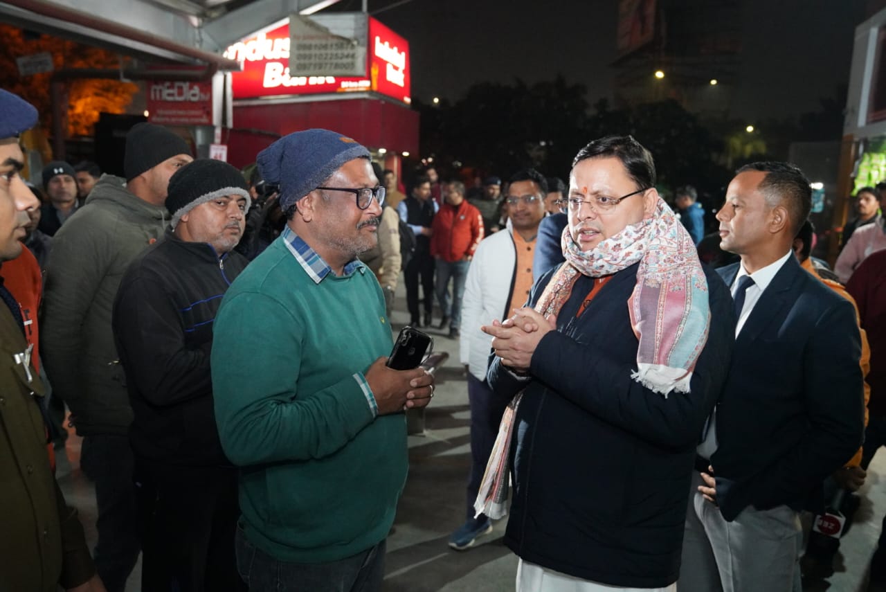 शीतलहर का प्रकोप बढ़ने लगा तो मुख्यमंत्री धामी चल दिए जरूरतमंदों को कंबल बांटने..