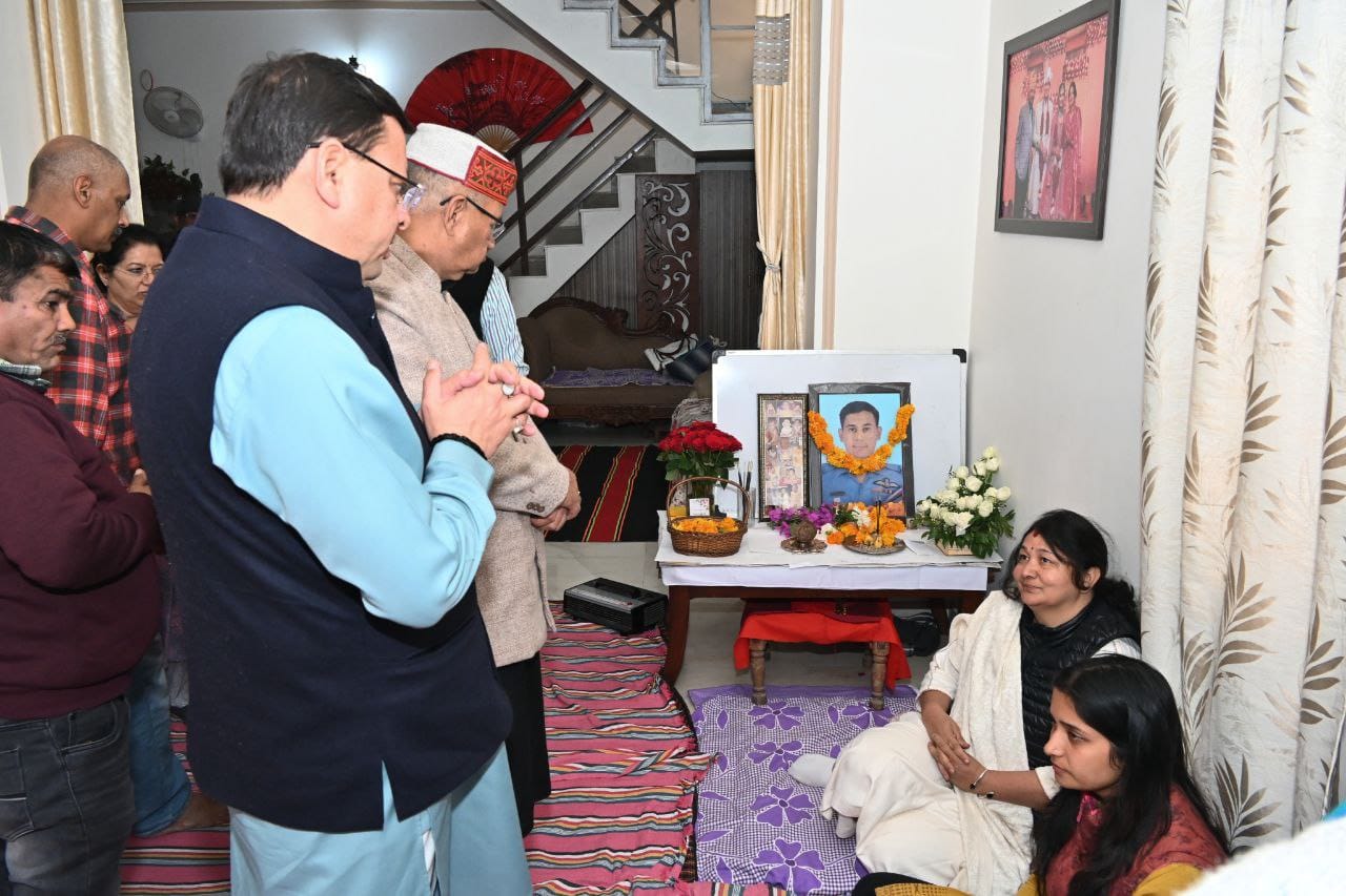 मुख्यमंत्री धामी ने शहीद स्क्वाड्रन लीडर अभिमन्यु राय के आवास पर जाकर दी श्रद्धांजलि