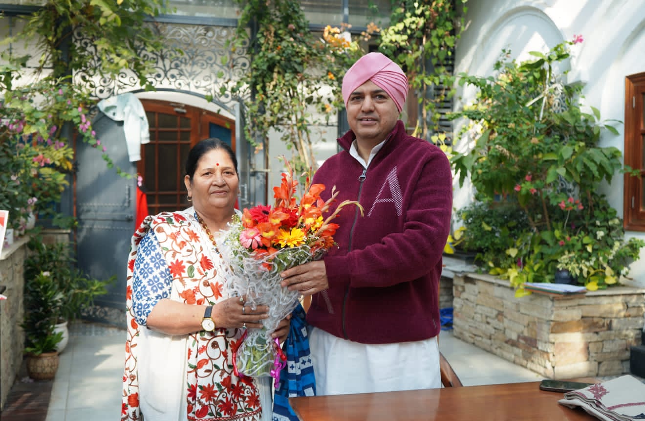 विनोद उनियाल और श्री महाराज जी के मध्य समसामयिक विषयों पर विस्तारपूर्वक बातचीत हुई