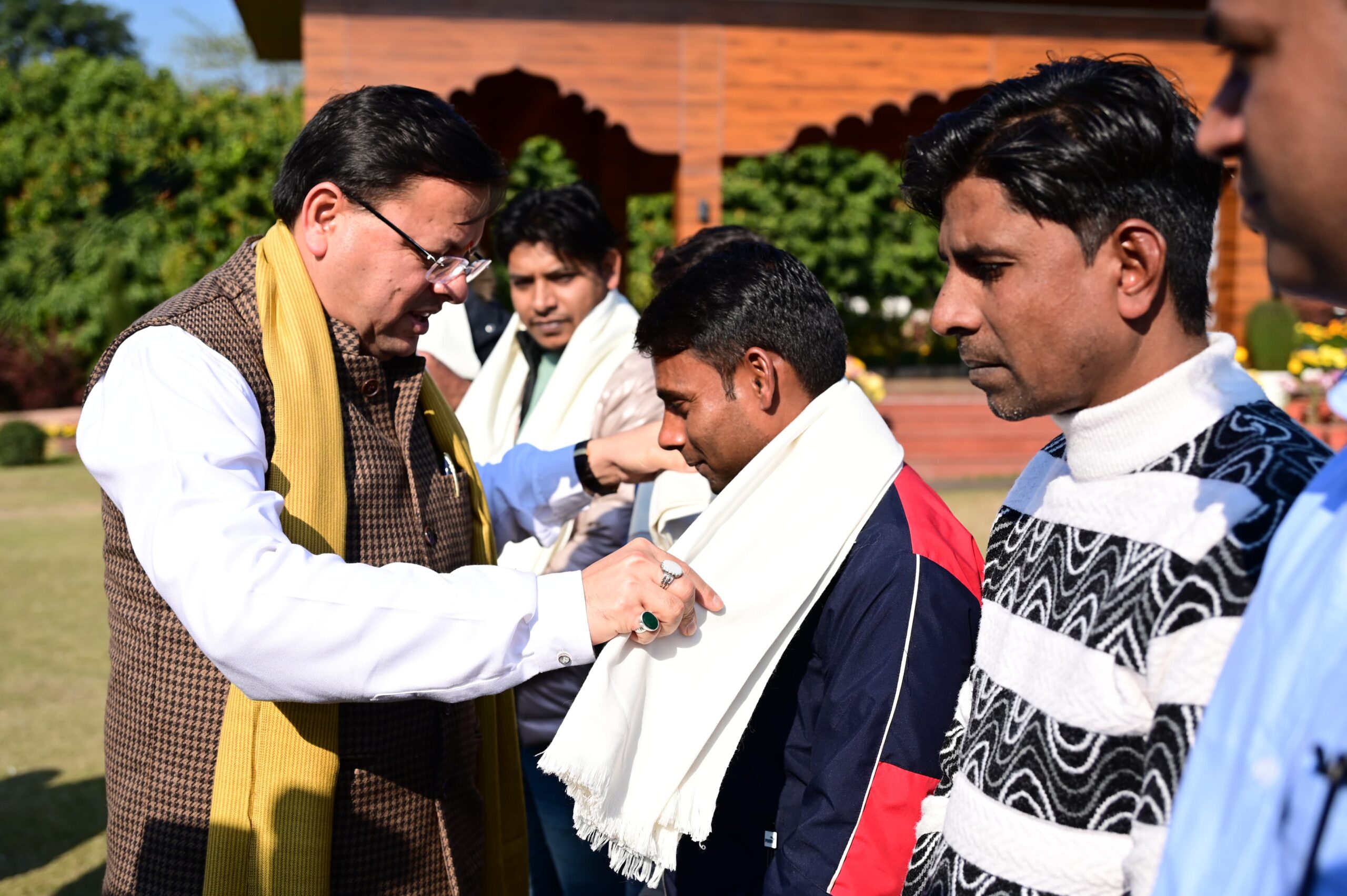 मुख्यमंत्री   धामी ने उत्तरकाशी के सिलक्यारा रेस्क्यू ऑपरेशन में टनल  की खुदाई में अहम भूमिका निभाने वाले 12 रैट माइनर्स को शॉल  ओढ़ाकर सम्मानित किया