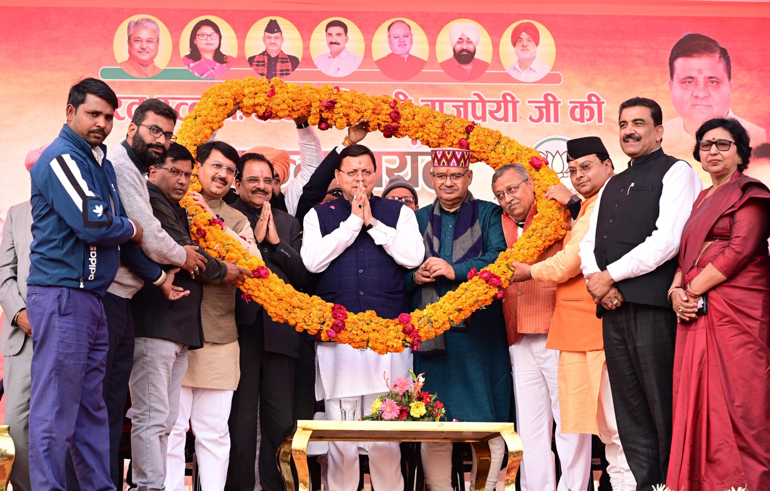 मुख्यमंत्री होने के बावजूद भी धामी ने अपनी जड़ों को नहीं छोड़ा  सभी से पूरी शालीनता से मिलते हैं प्रदेश,   धामी के नेतृत्व में विकास की नई ऊंचाइयों को छू रहा है