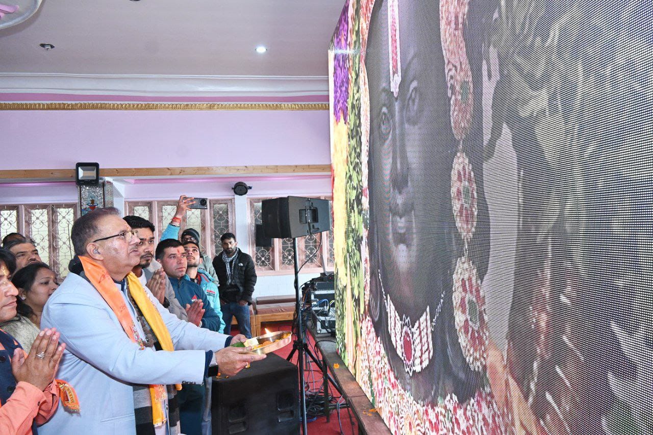 मसूरी के लक्ष्मी नारायण मंदिर में श्रीराम मंदिर प्राण प्रतिष्ठा समारोह के बाद वर्चुअल रुप से रामलला के दर्शन  कैबिनेट मंत्री गणेश जोशी ने किये