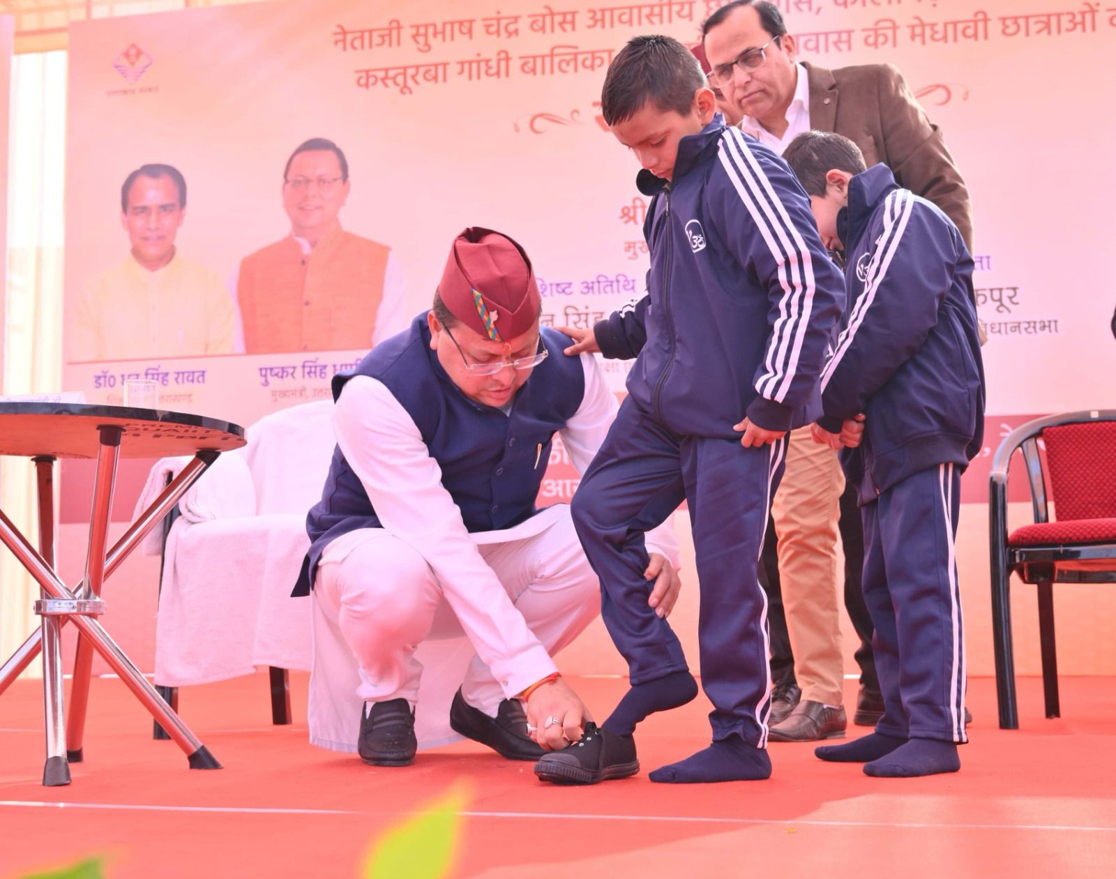 मुख्यमंत्री धामी की सादगी के हम सब है कायल ,  तस्वीर बोलते हैं