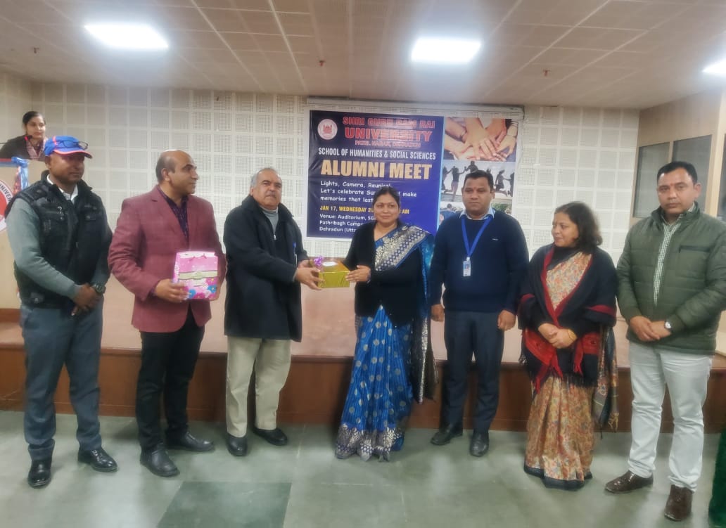 सफल छात्र छात्राएं जूनियरों का भी मार्ग प्रशस्त करें : कुलाधिपति