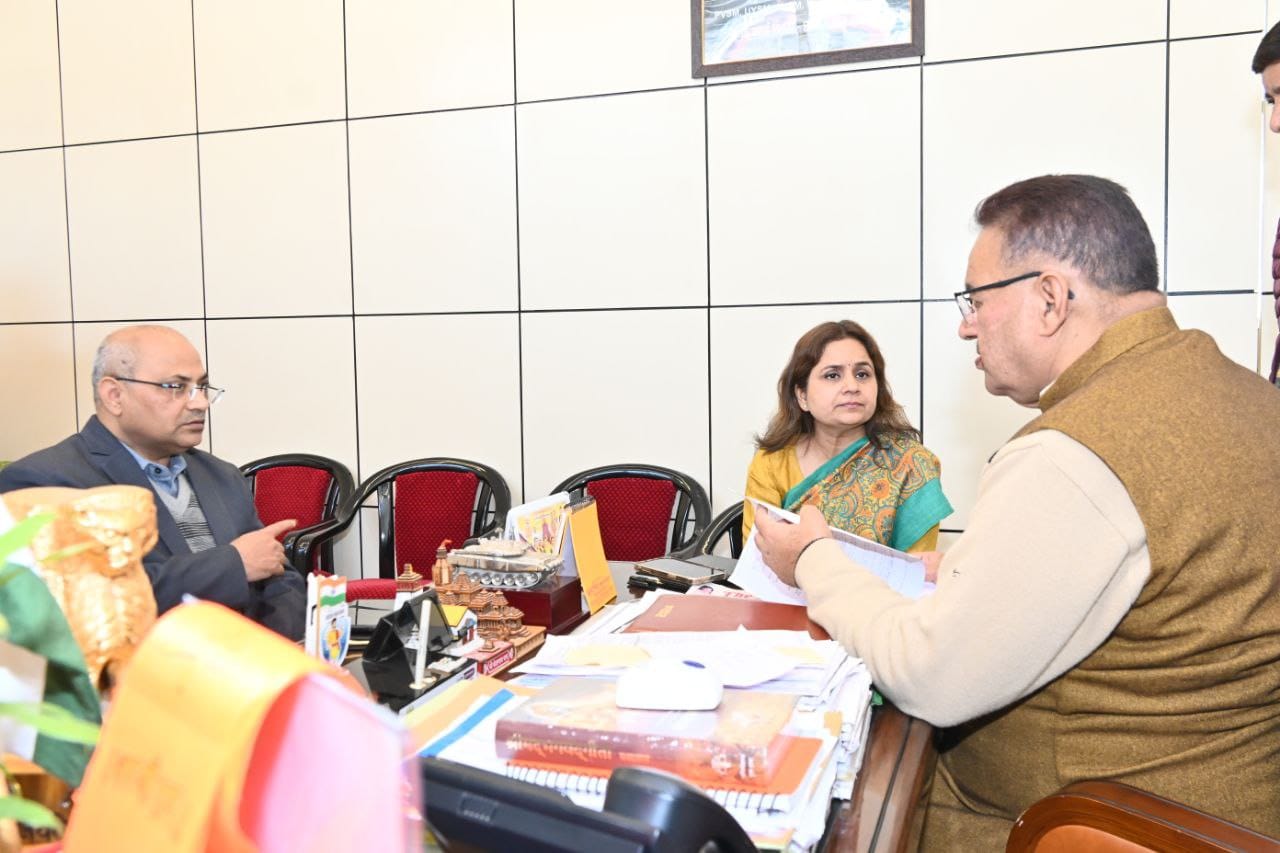 ग्राम्य विकास विभाग के उच्च अधिकारियों के साथ विभागीय समीक्षा  मंत्री गणेश जोशी ने   कर दिए उचित दिशा निर्देश