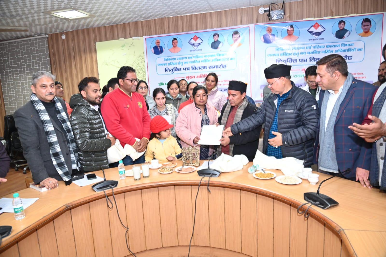 हरिद्वार:   मंत्री चिकित्सा स्वास्थ्य एवं चिकित्सा शिक्षा, सहकारिता, उच्च शिक्षा, विद्यालयी शिक्षा एवं संस्कृत शिक्षा डॉ0 धन सिंह रावत ने शनिवार को मेला नियंत्रण भवन(सीसीआर) में चिकित्सा स्वास्थ्य एवं परिवार कल्याण विभाग द्वारा नव चयनित नर्सिंग अधिकारियों हेतु आयोजित नियुक्ति पत्र वितरण समारोह में प्रतिभाग किया।