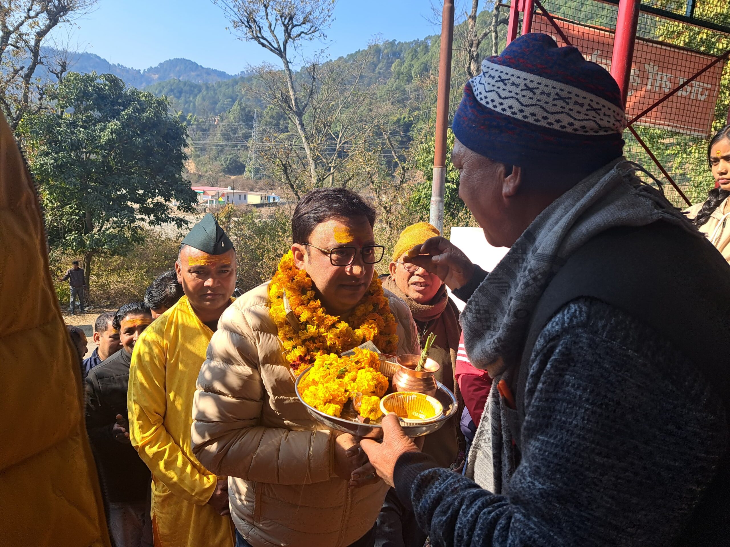 डाडामण्डी में मॉ भुवनेश्वरी मन्दिर में भगवान शंकर एवं भगवान नन्दी की मूर्ति प्राण-प्रतिष्ठा के अवसर  में द्वारीखाल प्रमुख महेन्द्र सिह राणा ने किया किया प्रतिभाग