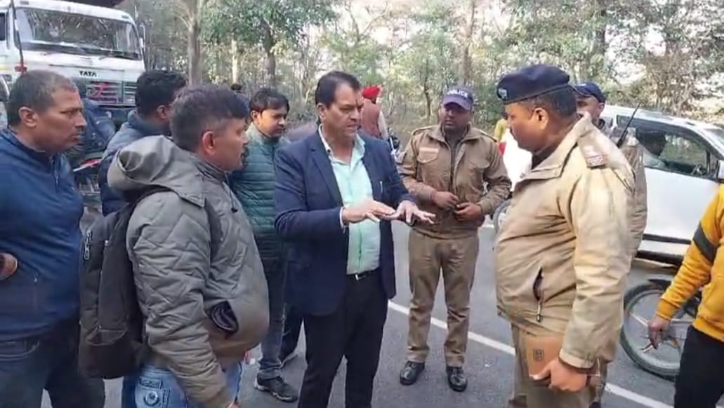 संवेदनशील मंत्री अग्रवाल : सड़क पर दुर्घटना  देखते ही  रोका   अपना काफिला  तुरंत  घायलों की मदद कर उन्हें पहुंचाया अस्पताल .