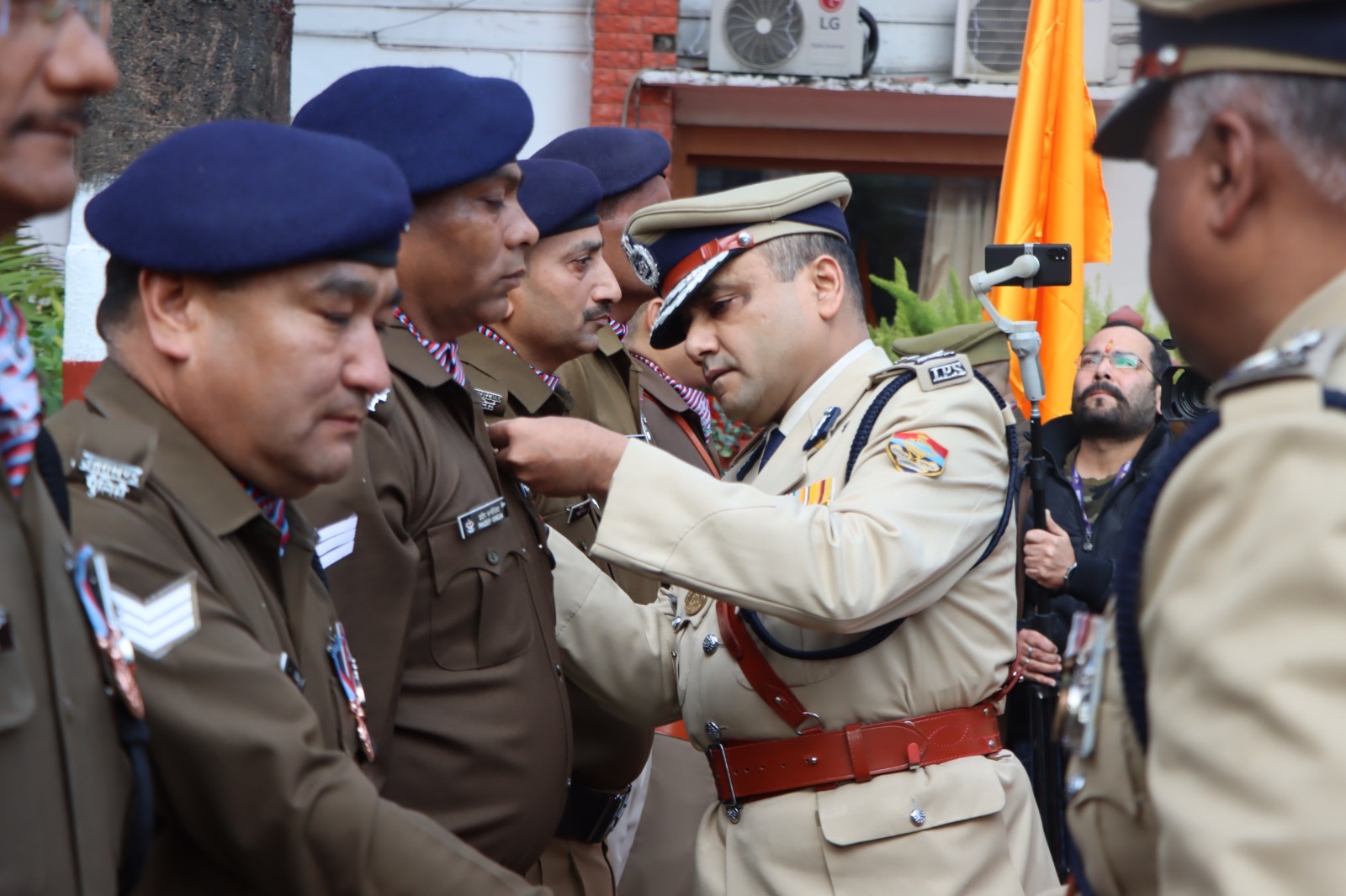 पुलिस कर्मियों को गणतंत्र दिवस 2024 के अवसर पर   राज्यपाल उत्कृष्ट सेवा पदक, उत्कृष्ट सेवा सम्मान चिन्ह एवं सराहनीय सेवा सम्मान चिन्ह प्रदान कर सभी को  बधाई दी