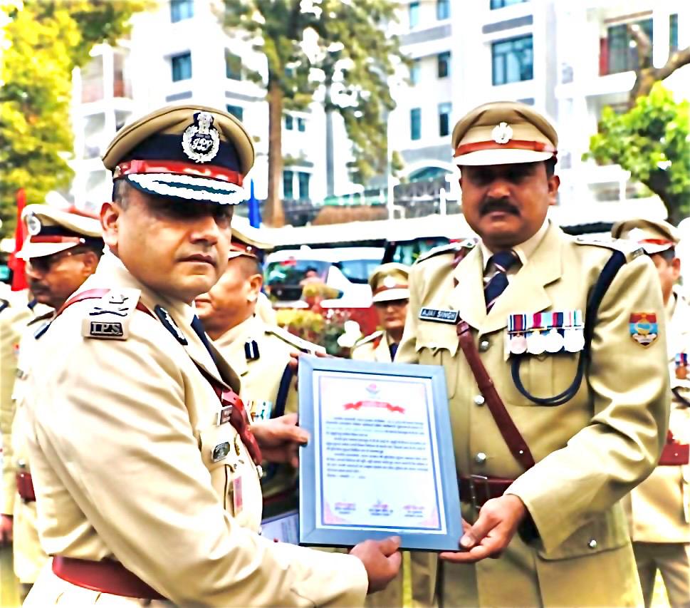 पुलिस महानिदेशक  अभिनव कुमार ने   एसएसपी देहरादून  अजय सिंह को किया  सम्मानित