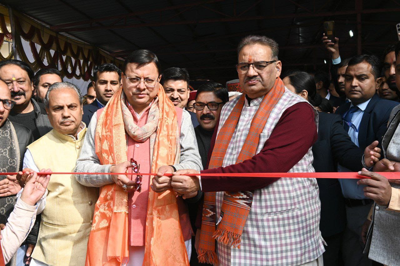 सेवा सप्ताह के तहत देहरादून में दिव्यांगजन सहायता शिविर का रिबन काटकर शुभारंभ करते मुख्यमंत्री पुष्कर सिंह धामी और कैबिनेट मंत्री गणेश जोशी