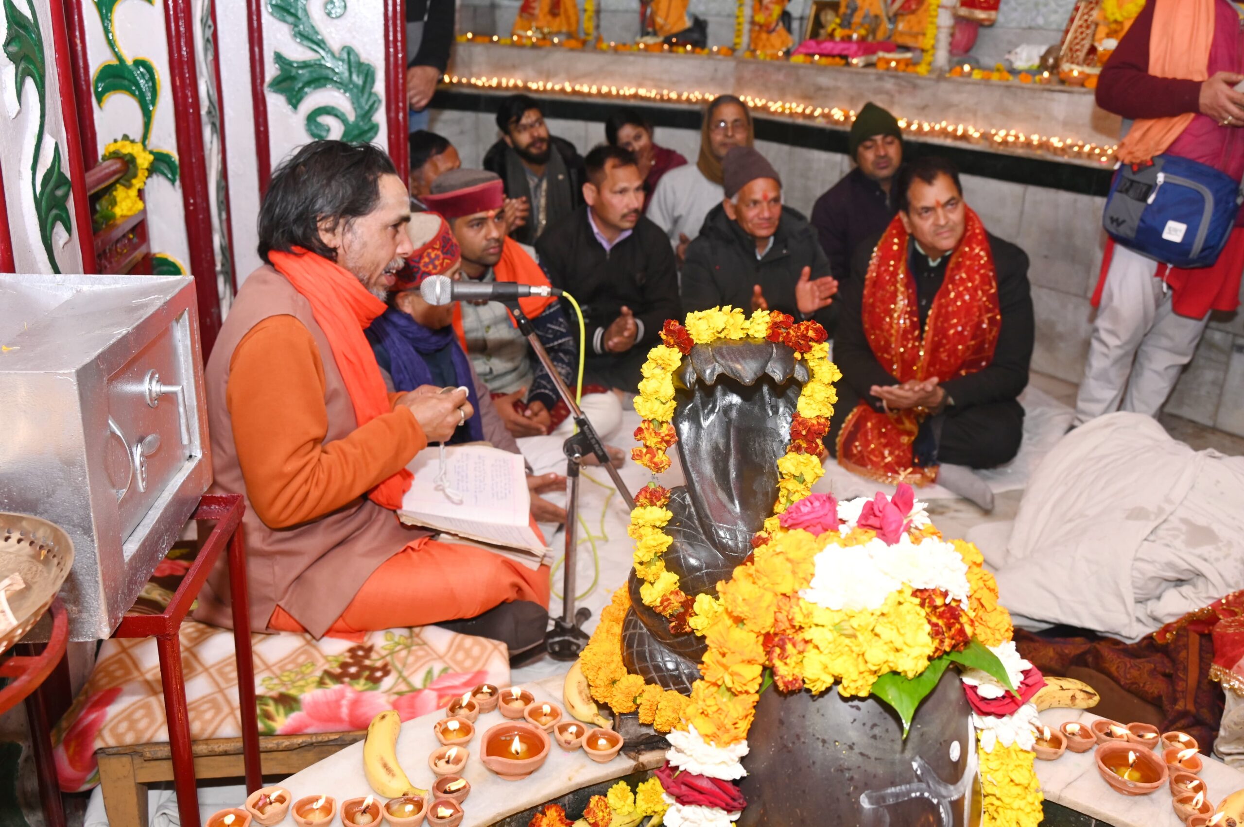 टपकेश्वर महादेव स्थित श्री संतोषी माता मंदिर के 26 वे स्थापना दिवस के अवसर पर कैबिनेट मंत्री डॉ प्रेमचंद अग्रवाल ने 1100 दीप द्वारा मां की दिव्या भव्य आरती की    