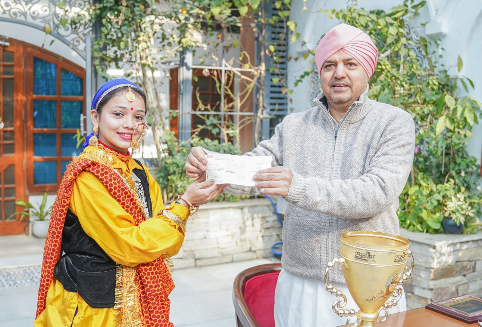 श्री गुरु राम राय विश्वविद्यालय की पूर्व छात्रा सृष्टि को कुलाधिपति श्रीमहंत देवेन्द्र दास जी महाराज  जी ने  सम्मानित किया