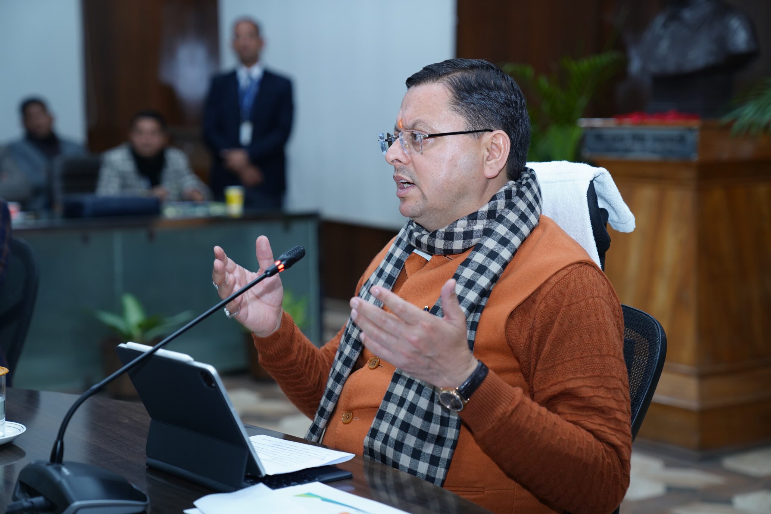 अभी 60 प्रतिशत शिकायतों का समाधान हो रहा है। हमारा लक्ष्य होना चाहिए कि मार्च 2024 तक हम 80 प्रतिशत शिकायतों का समाधान कर सकें : धामी