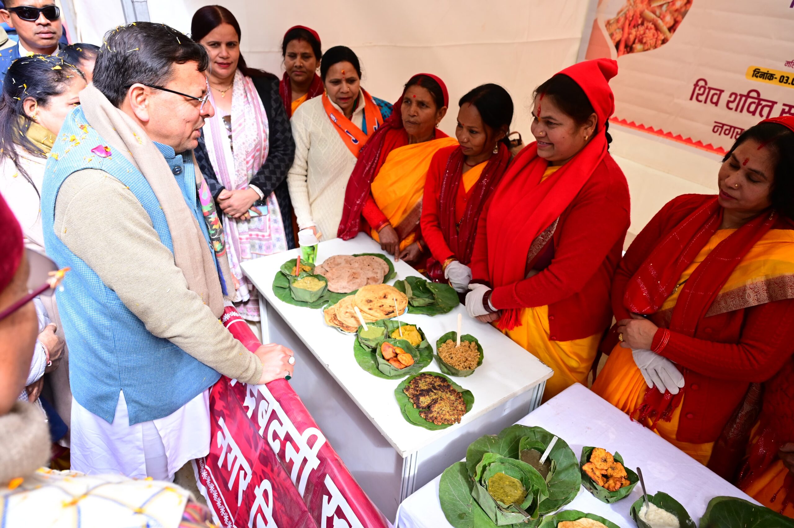 महिला समूहों द्वारा स्थानीय उत्पादों पर लगाए गई प्रदर्शनियों की सराहना करते हुए धामी जी ने कहा हमारी मातृशक्ति ‘’आत्मनिर्भर भारत’‘ और ’’वोकल फॉर लोकल’’ के मंत्र को धरातल पर उतारने का कार्य कर रही हैं