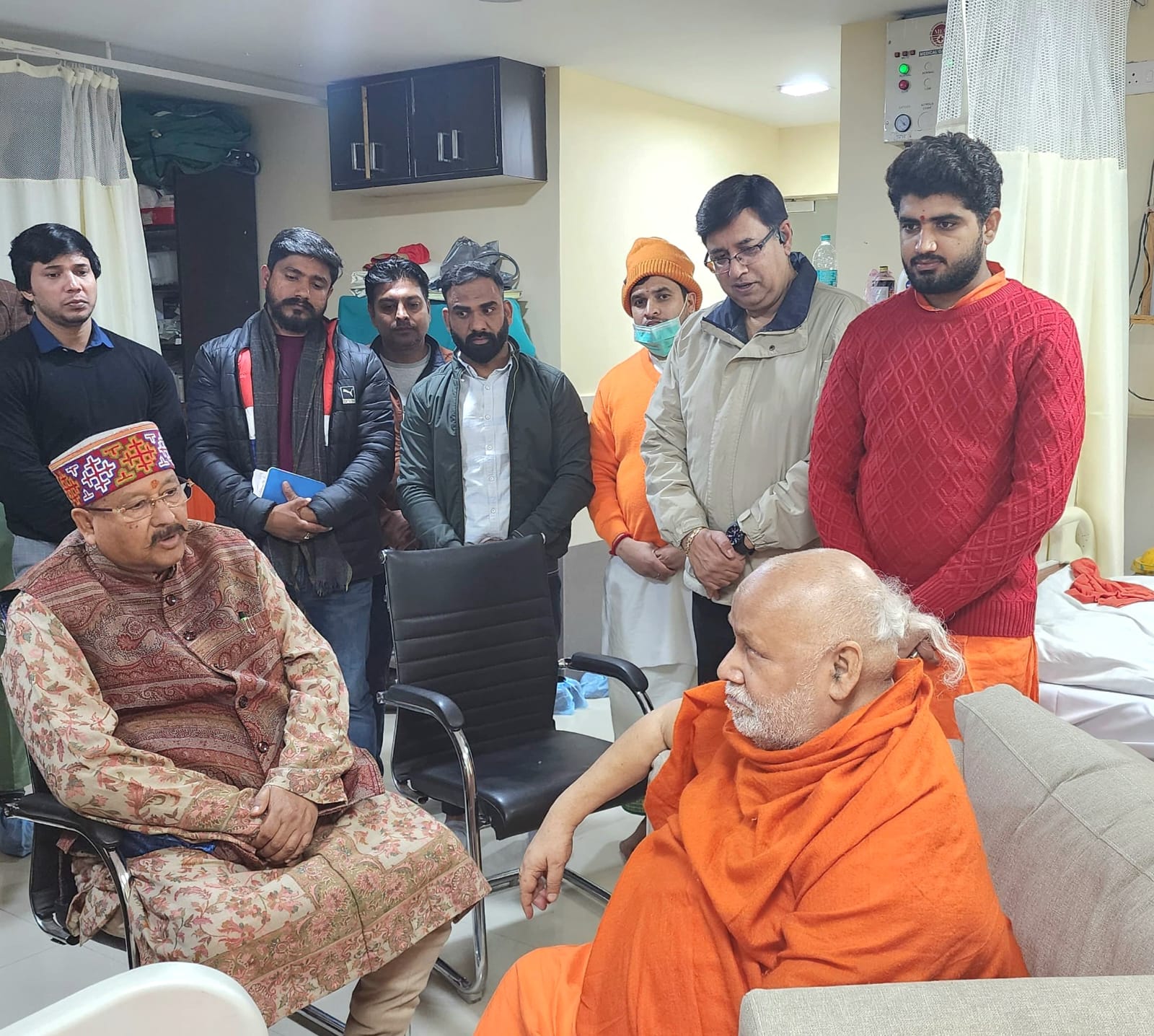 अस्पताल में भर्ती मशहूर संत रामभद्राचार्य का महाराज ने जाना हाल-चाल    