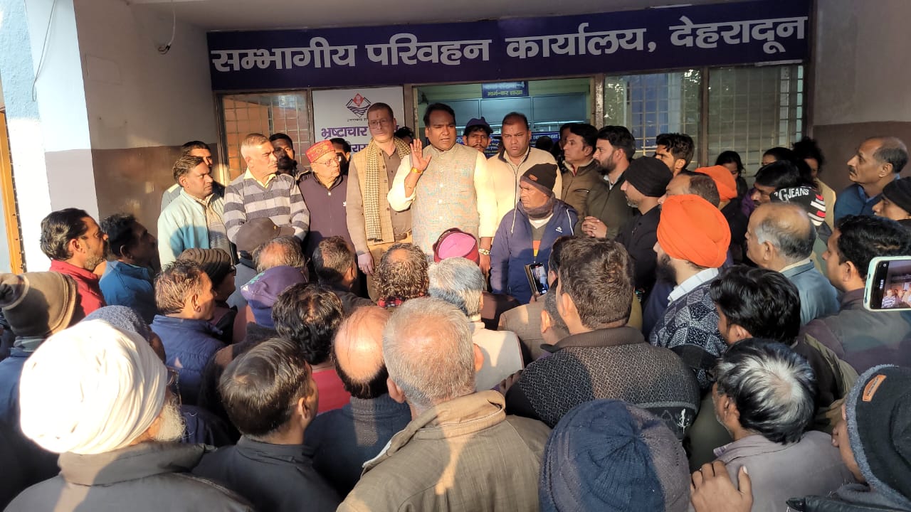 सिद्धार्थ उमेश अग्रवाल के नेतृत्व मे विक्रम एसोसिएशन देहरादून के सैकड़ों चालक,व मालिकों की आरटीओ से GPS के संबंध में हुई वार्ता