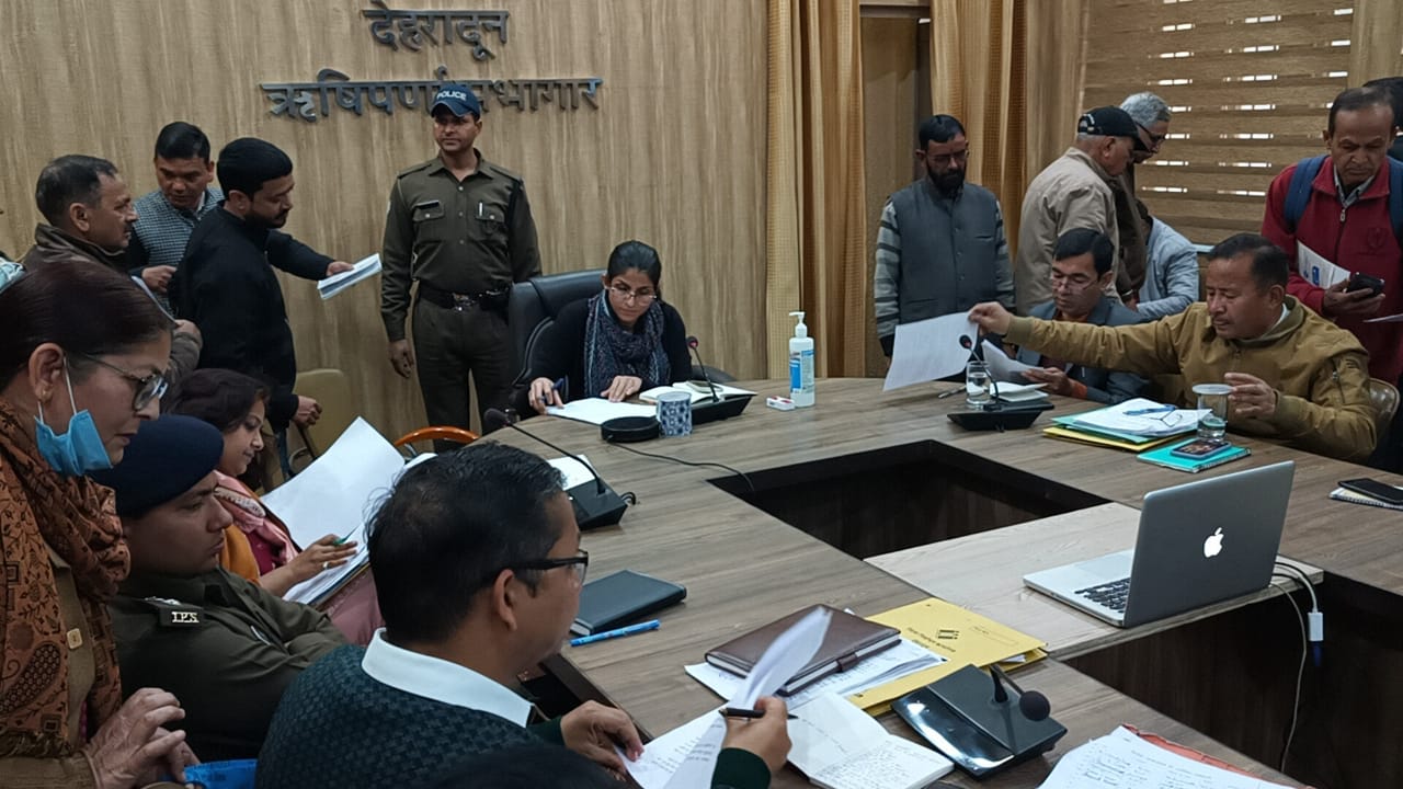 जिलाधिकारी सोनिका ने अध्यक्षता में जनसुनवाई में नगर निगम की भूमि पर अतिक्रमण, निजी भूमि पर बाहरी व्यक्तियों को बसाने पर भी शिकायत मिली