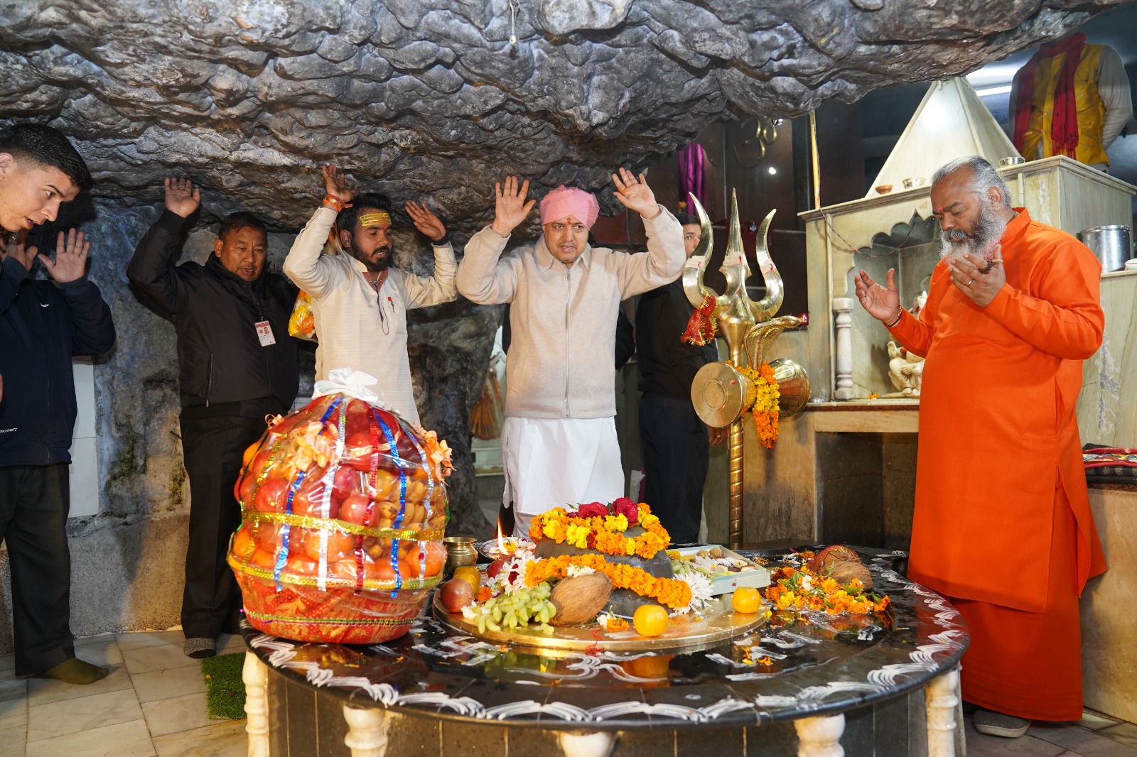 श्री दरबार साहिब के सज्जादानशीन श्रीमहंत देवेन्द्र दास जी महाराज जी ने किये टपकेश्वर महादेव के दर्शन