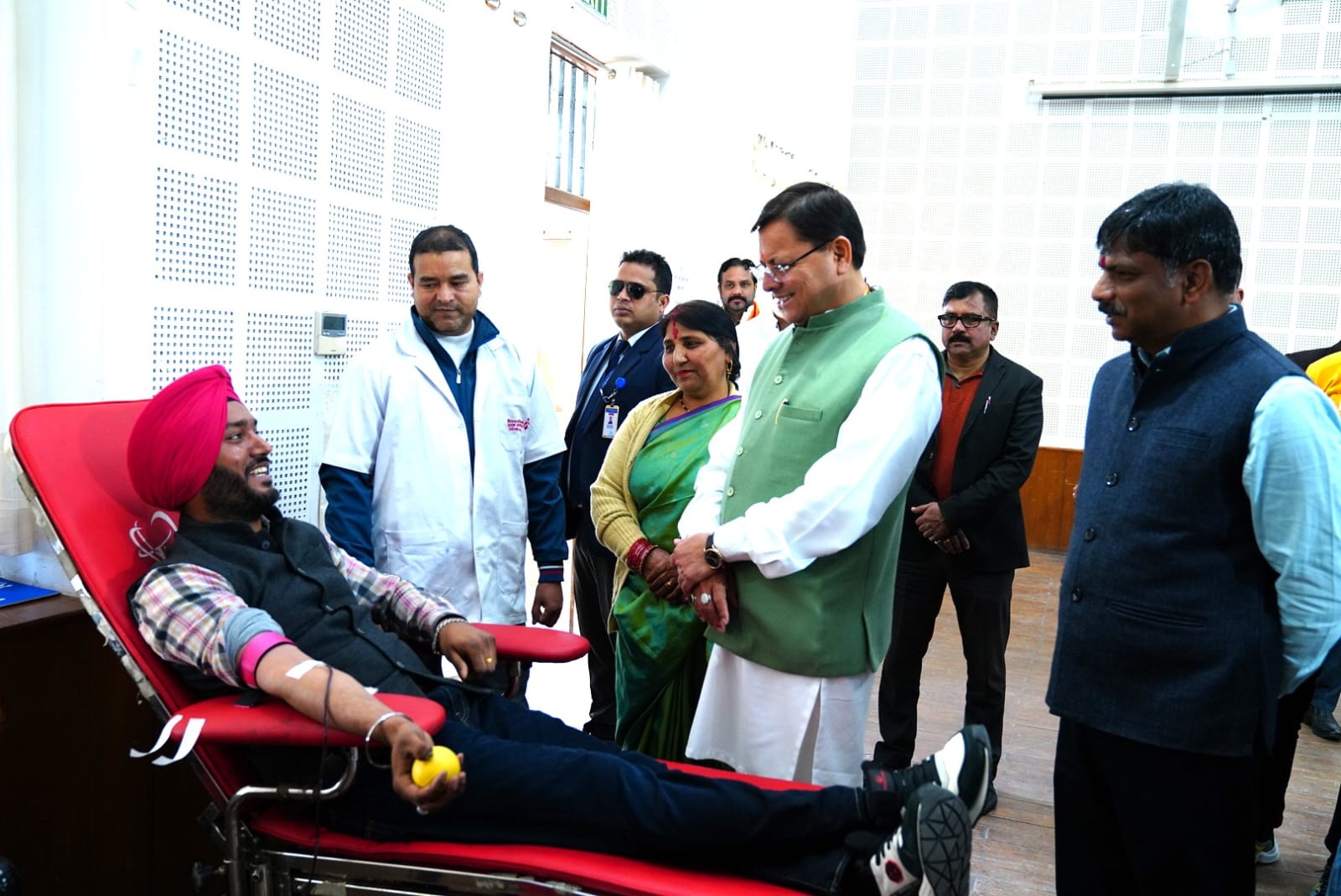 मुख्यमंत्री ने इस अवसर पर आह्वान किया कि प्रदेश के युवाओं को नशे से बचाने के साथ ही स्वैच्छिक रक्तदान के लिये लोगों को प्रेरित करना समय की जरूरत है.