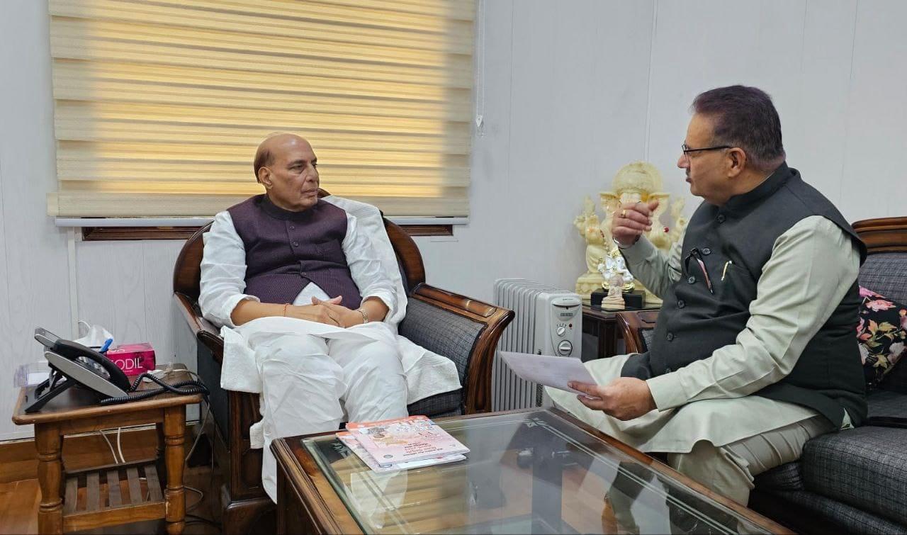 सैनिक कल्याण मंत्री गणेश जोशी ने रक्षा मंत्री राजनाथ सिंह से उत्तराखण्ड के सीमान्त जनपद चमोली में सैनिक स्कूल के निर्माण का अनुरोध किया 