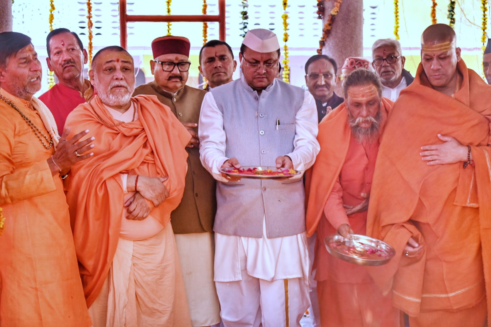 जगद्गुरु शंकराचार्य आश्रम में, शंकराचार्य स्वामी राजराजेश्वराश्रम महाराज के साथ मुख्यमंत्री पुष्कर सिंह धामी ने किया हवन यज्ञ