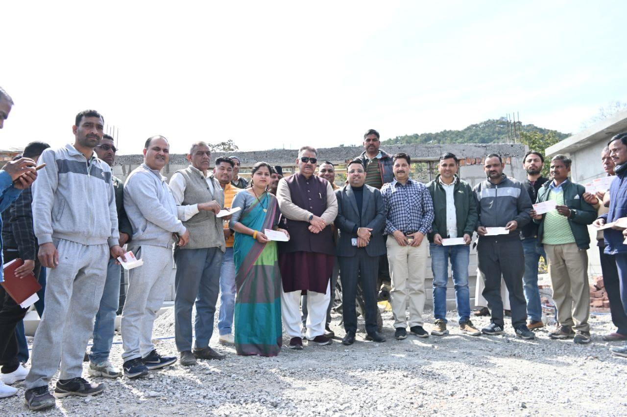 सरखेत में आपदा प्रभावित 13 परिवारों के आवास निर्माण के लिए आर्थिक सहायता के चैक कैबिनेट मंत्री गणेश जोशी ने किये वितरित