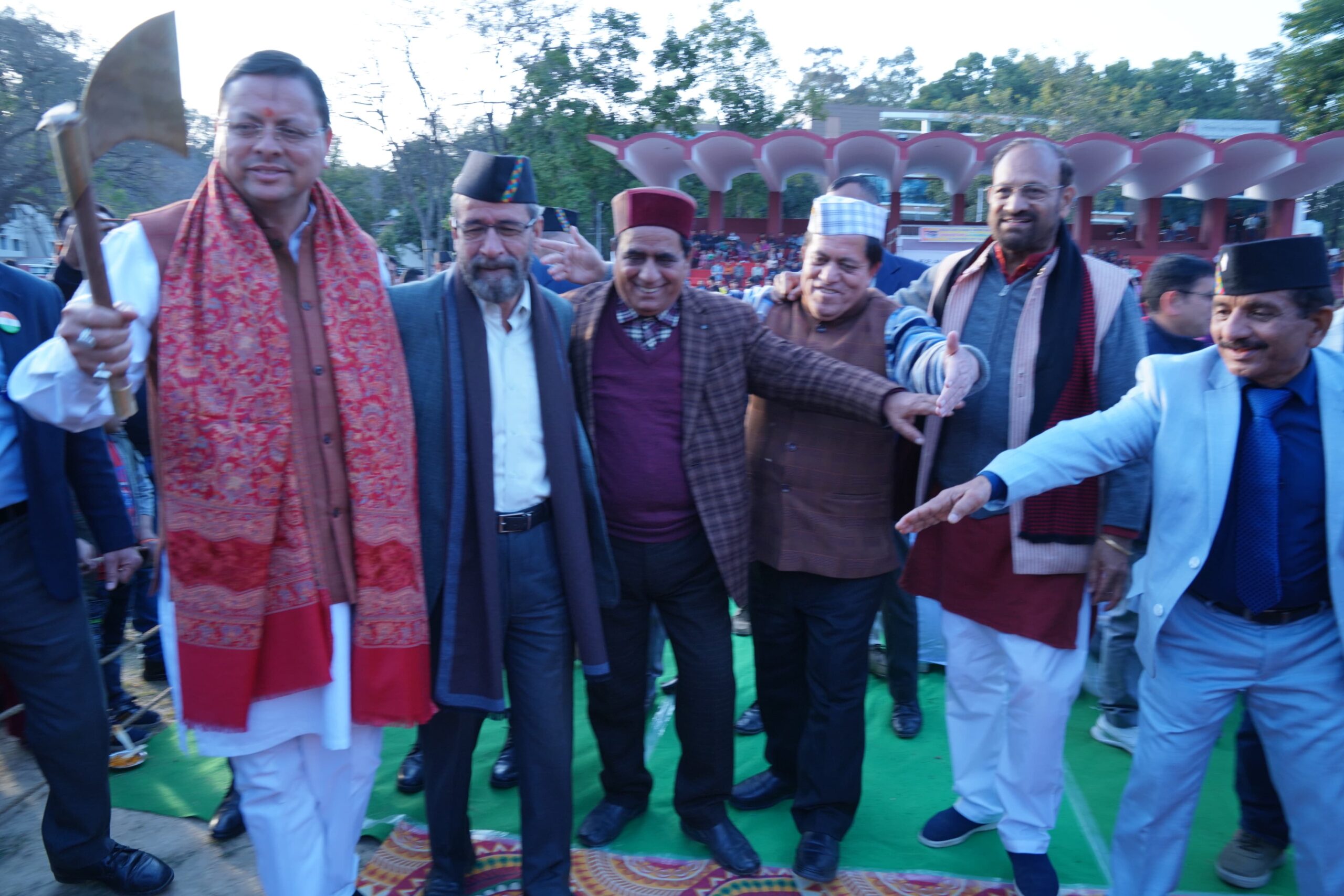 जौनसार बावर सांस्कृतिक महोत्सव में लोक कलाकारों के साथ झूमे मुख्यमंत्री धामी