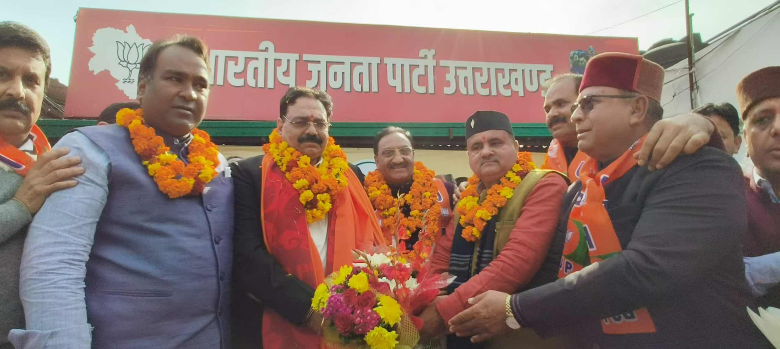 जनता के भाव और अनवरत हजारों दूसरी पार्टी के कार्यकर्ताओं और सामाजिक लोगों का भाजपा के साथ आना देवभूमि के भाजपामय और मोदीमय माहौल की गवाही देता है