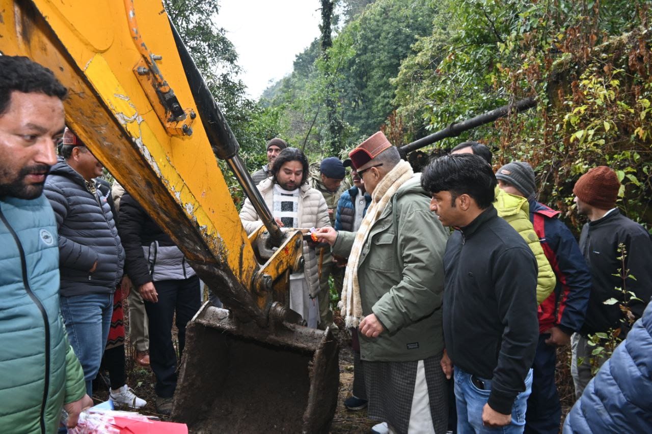 कैबिनेट मंत्री गणेश जोशी ने मौके पर उपस्थित कार्यदायी संस्था के अधिकारियों को 06 माह के भीतर निर्माण कार्य को पूर्ण करने के निर्देश दिए गए