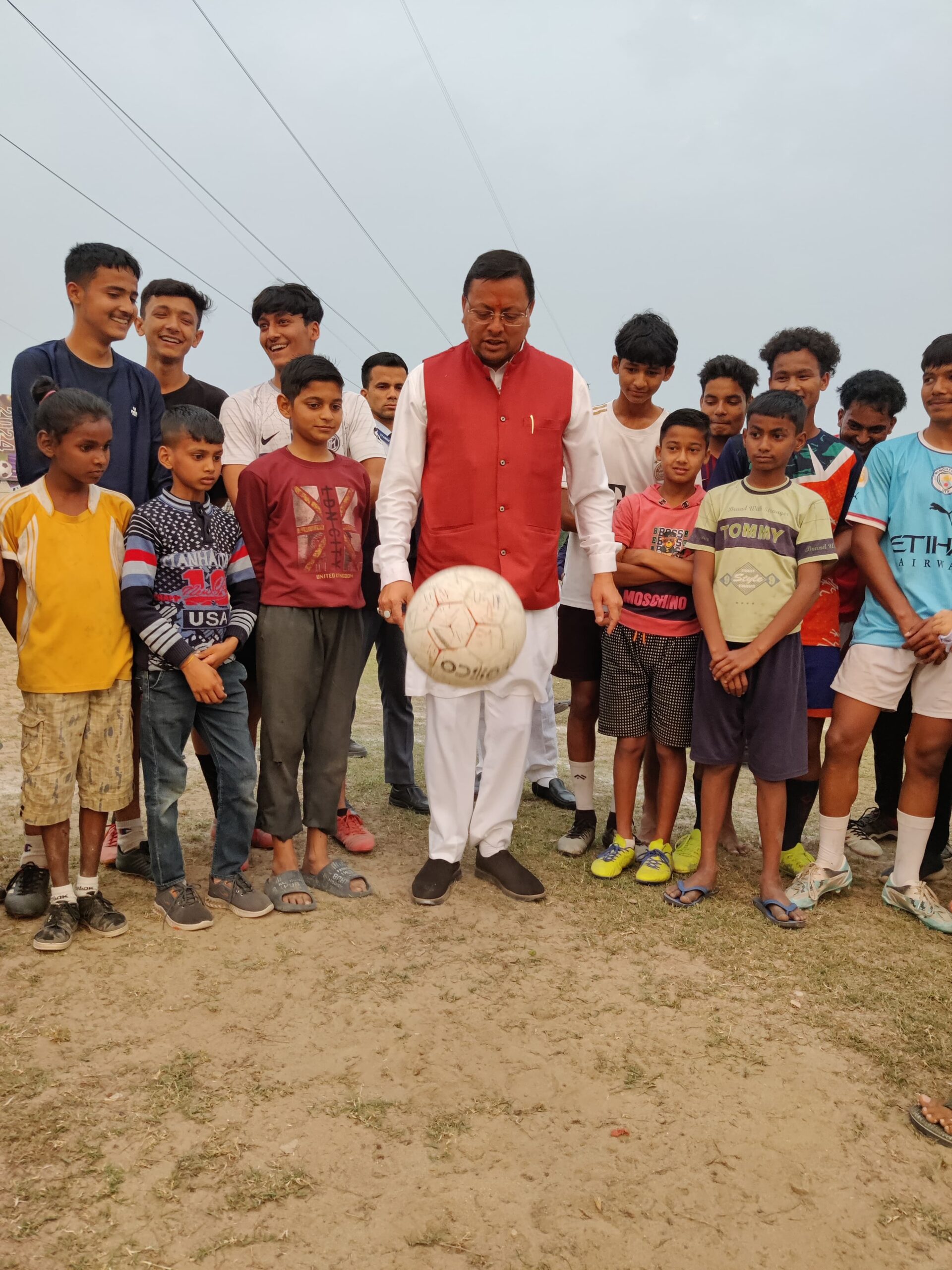 मुख्यमंत्री को अपने मध्य प्रकार फुटबॉल खेल रहे युवा खिलाड़ियों में एक उत्साह का भाव देखने को मिला